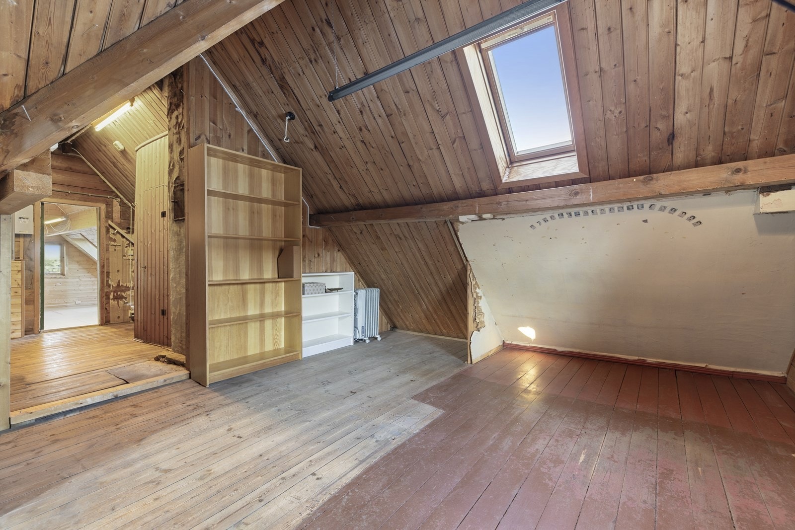 Det finnes ingen byggetegninger av etasjen, så det er usikkert hva som er søkt om og godkjent i sin tid, men etasjen har vært flittig brukt opp gjennom årene Galleribilde