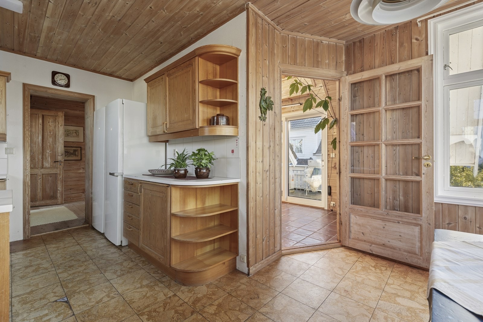 Kjøkkenet er romslig med god plass til både innredning og spiseplass Galleribilde