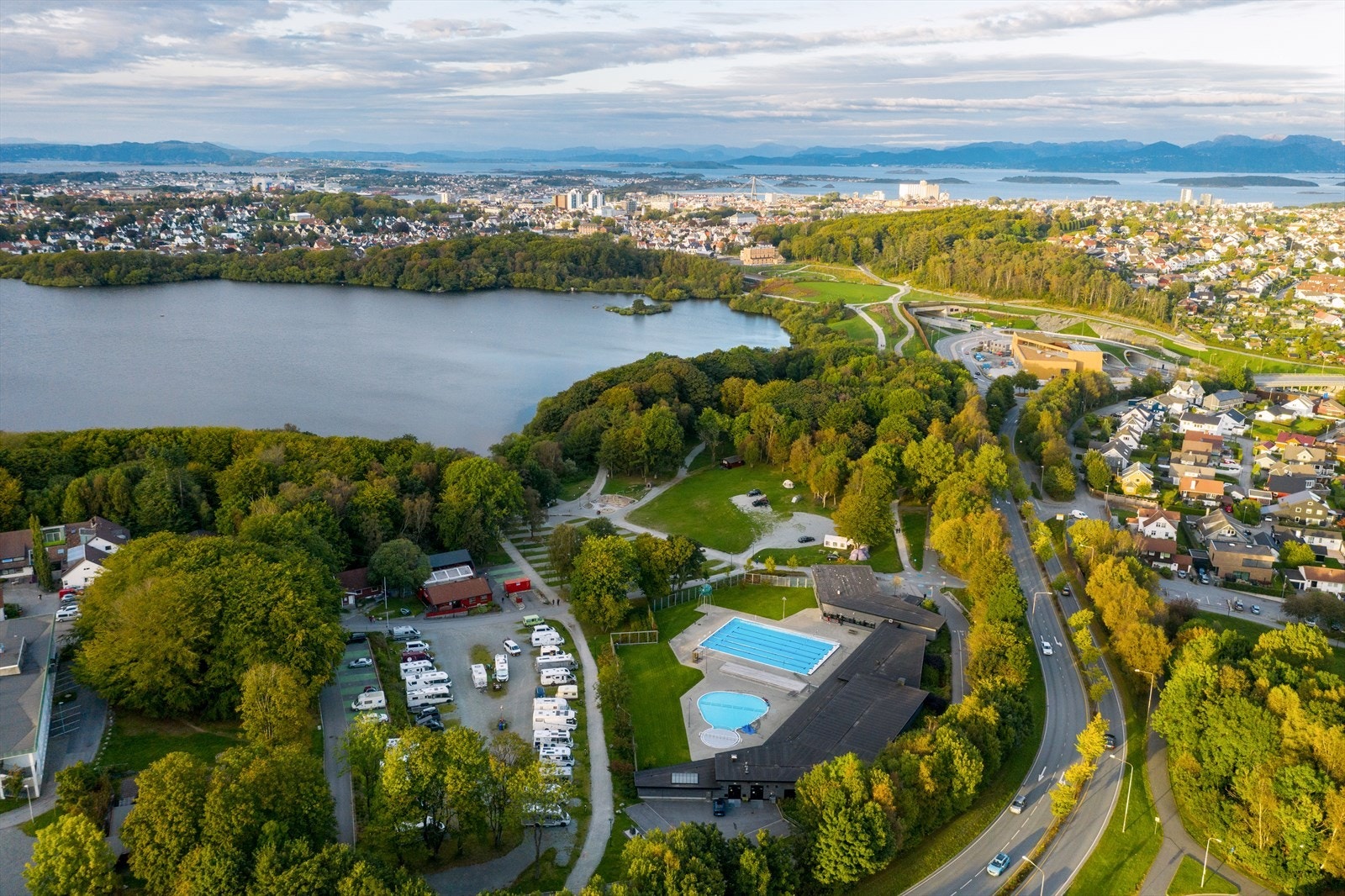 Rundt Mosvannet finner du i tilllegg Gamlingen, et utendørs, helårsåpen og oppvarmet svømmenanlegg Galleribilde
