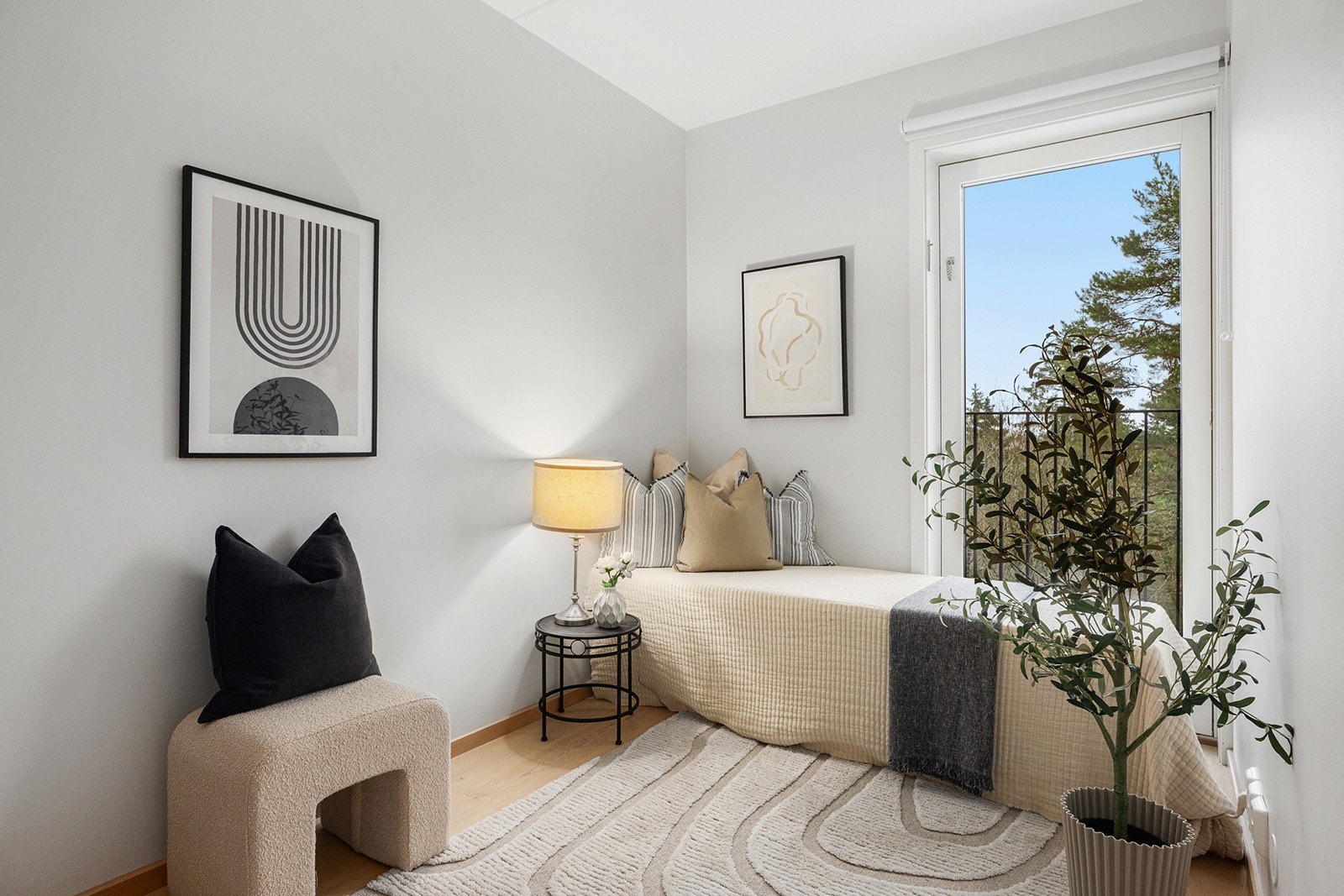 Soverom 2 passer fint som barnerom, gjesterom og/eller kontor. Fransk balkong fra soverommet. Galleribilde