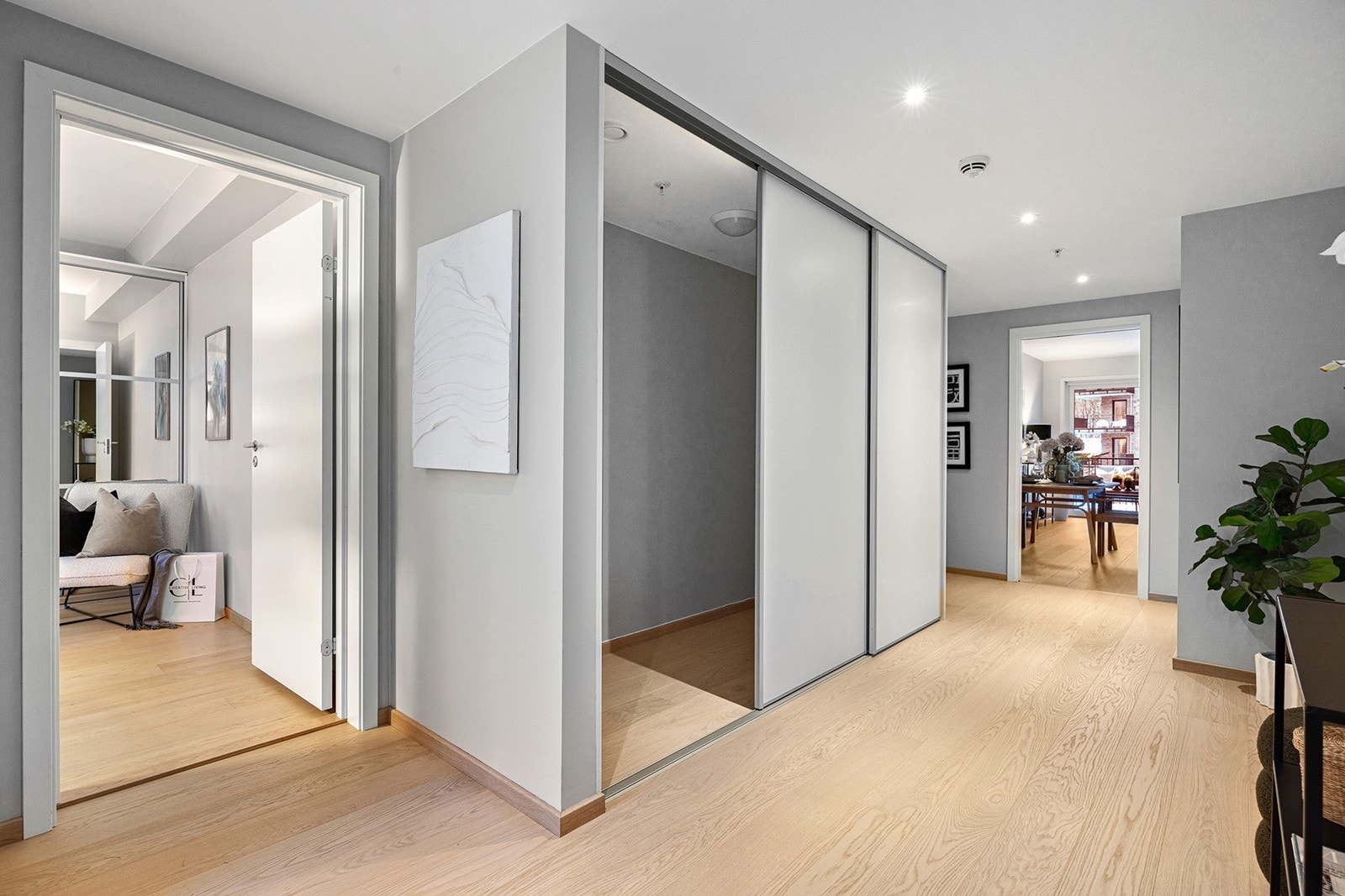 Entréen har en garderobeløsning for praktisk oppbevaring. Galleribilde