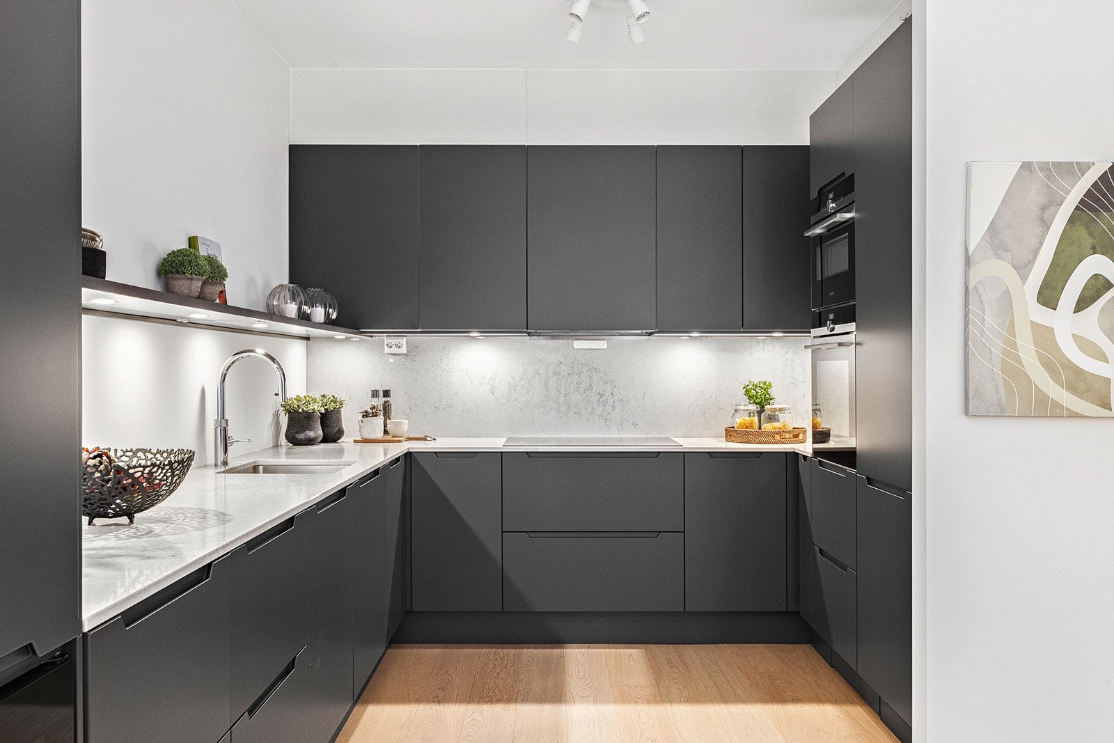 Kjøkkenet har godt med skap og benkeplass. Integrert kjøleskap med frys, stekeovn, koketopp og oppvaskmaskin. Galleribilde