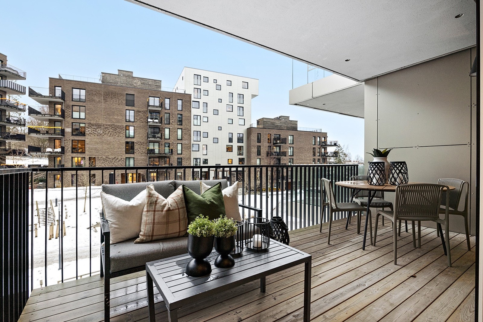 Vestvendt balkong på 11m² med god plass til utemøbler, grill og beplantning. Galleribilde