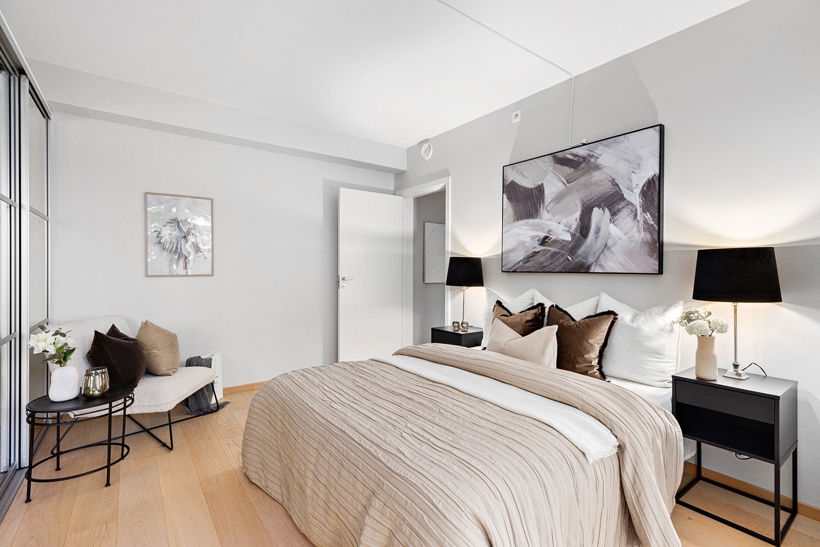 God plass til dobbeltseng og nattbord. Galleribilde