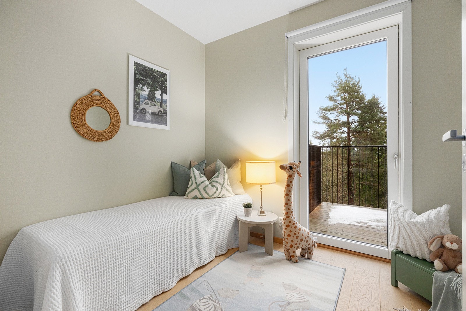 Soverom 3 med plass til seng, garderobe og nattbord. Galleribilde