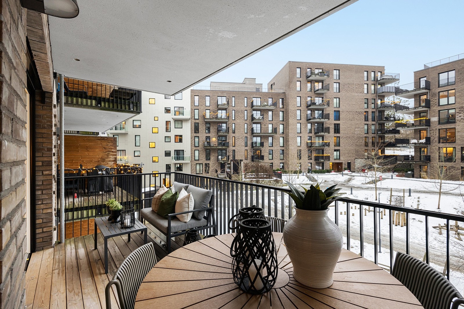 Balkongen har tregulv, belysning og strømuttak. Galleribilde