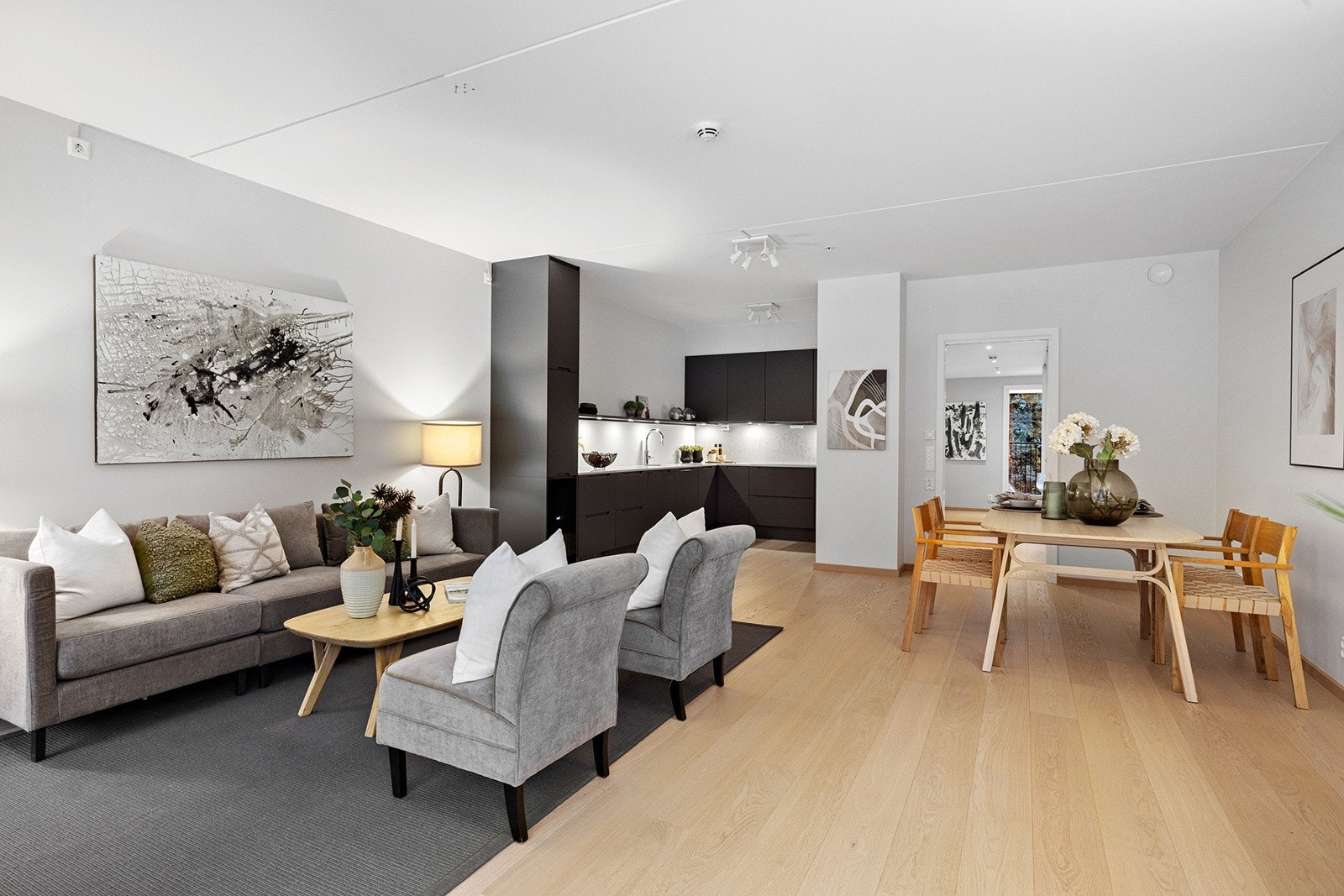 Åpne stue- og kjøkkenløsning med god plass til spisebord, sofagruppe og øvrig møblement. Galleribilde