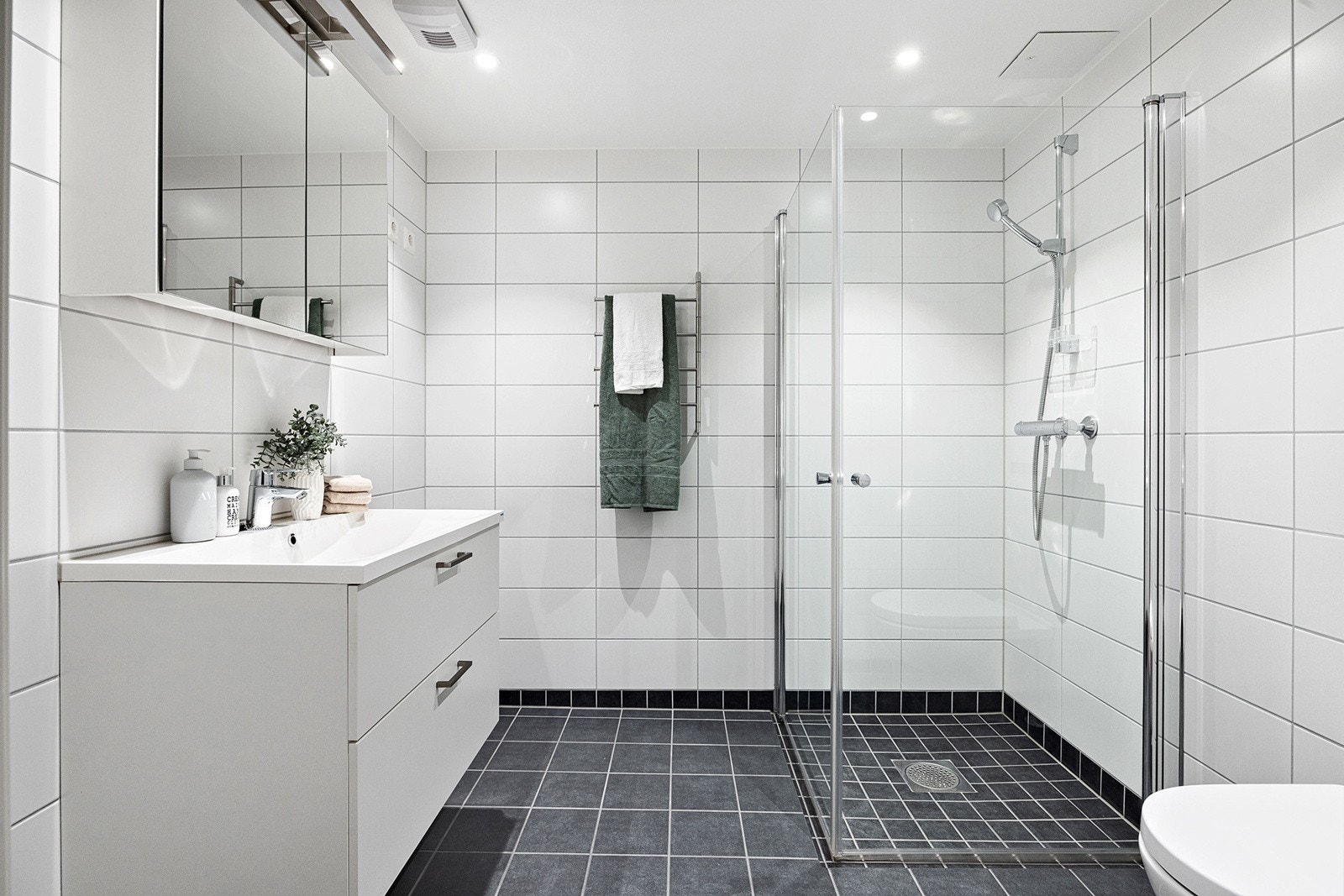 Delikat flislagt baderom med varme i gulv og downlights i himling. Galleribilde