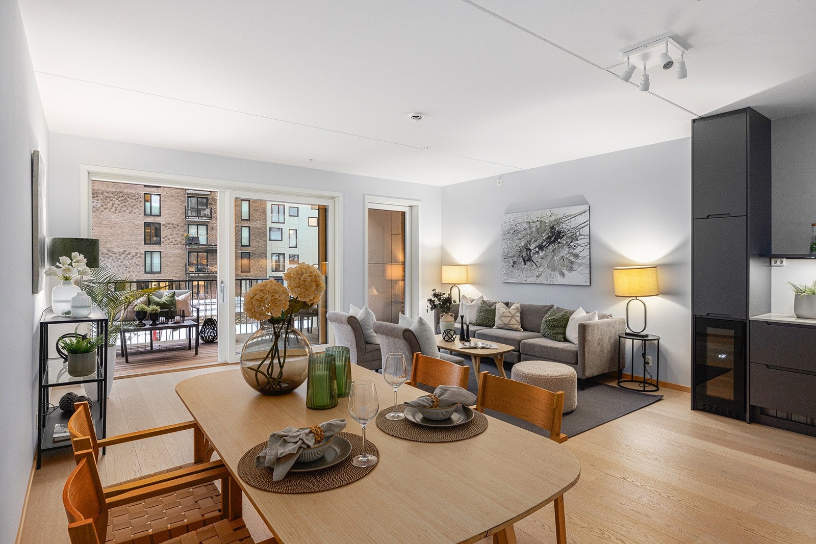 Godt med lysinnslipp fra store vindusflater. Galleribilde