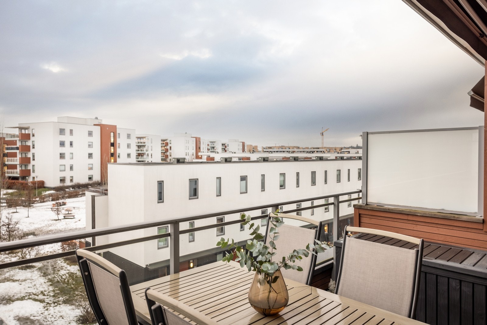 Balkongen vender mot vest, her har man solen fra ca kl 15 til ca kl 22 midt på sommeren. Galleribilde