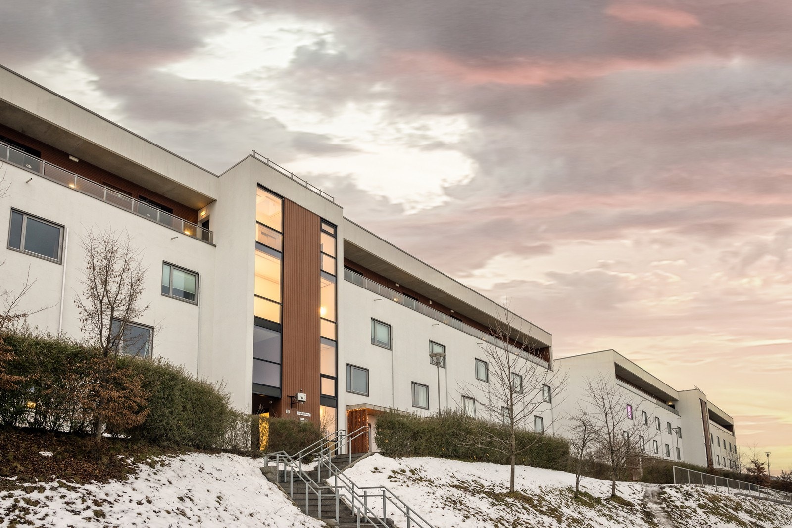 Det er adkomstparti både fra utsiden og innsiden av Hagebyen. Adkomst til garasjen er fra samme inngang, én etasje ned. Galleribilde