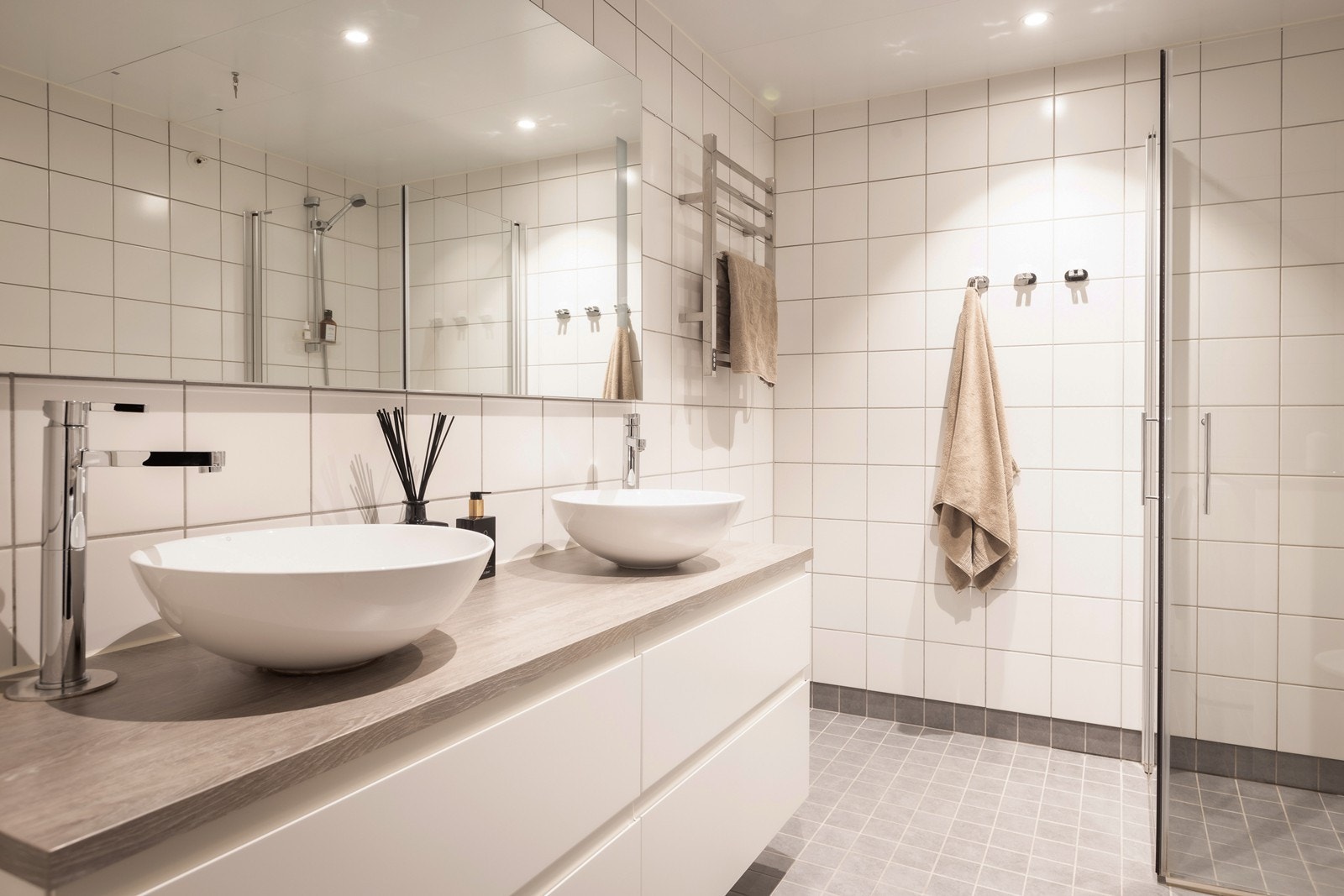 Romslig bad med bred servant og dusjhjørne. Galleribilde