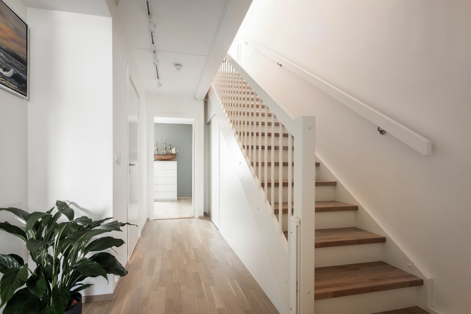 Leiligheten går over 2 plan, nede (3.etasje) er det 3 soverom, romslig bad og bodrom, samt ekstra oppbevaring under trappen. Galleribilde