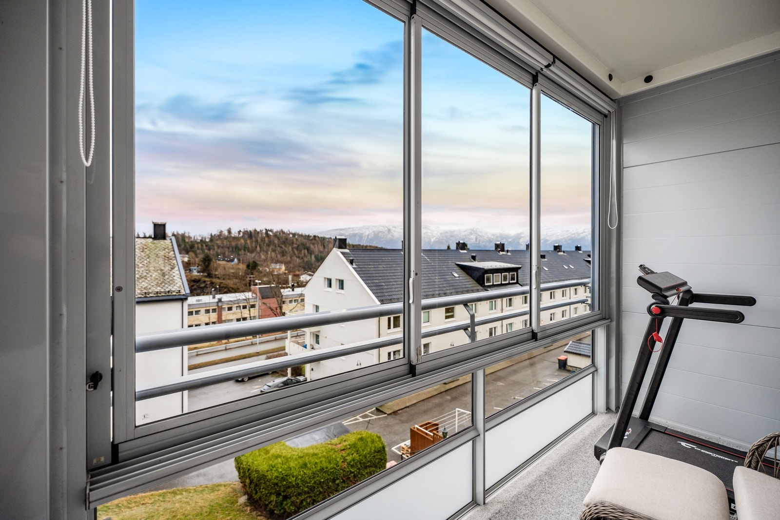 Fra verandaen kan du nyte både flott utsikt og svært gode solforhold. Galleribilde