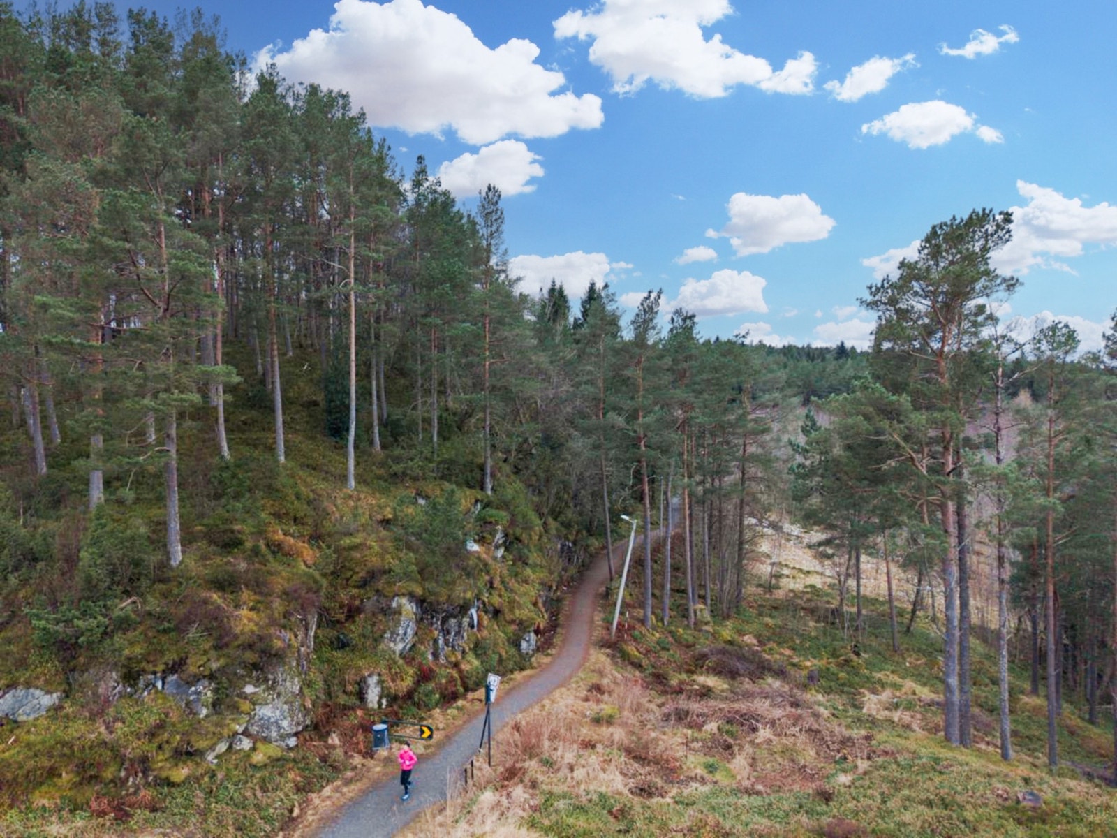 Leiligheten ligger i et rolig område, nær NTNU, kollektivtransport og naturområder med flere turstier. Galleribilde