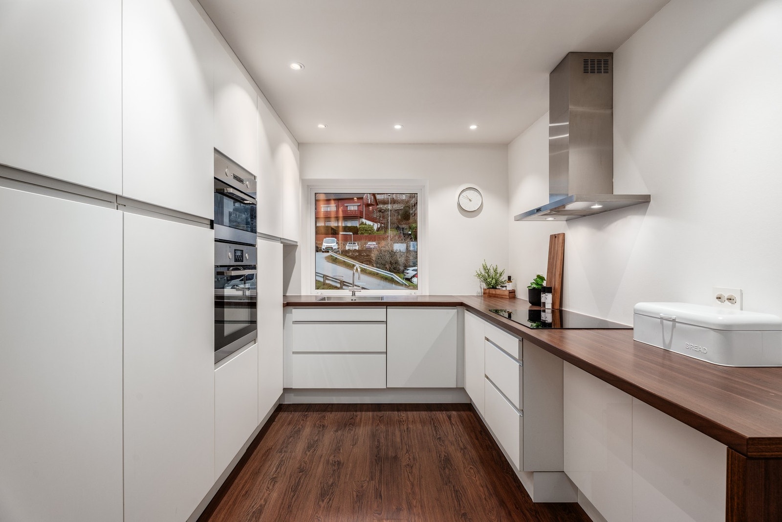 Leiligheten ligger i et rolig område med nærhet til NTNU, kollektivtransport og flotte naturområder med flere turstier. Galleribilde