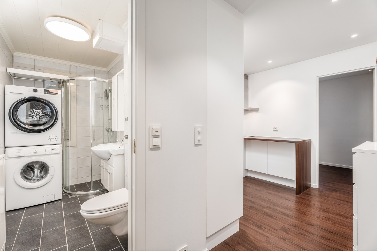 Pent bad med opplegg for vaskemaskin og tørketrommel. Galleribilde