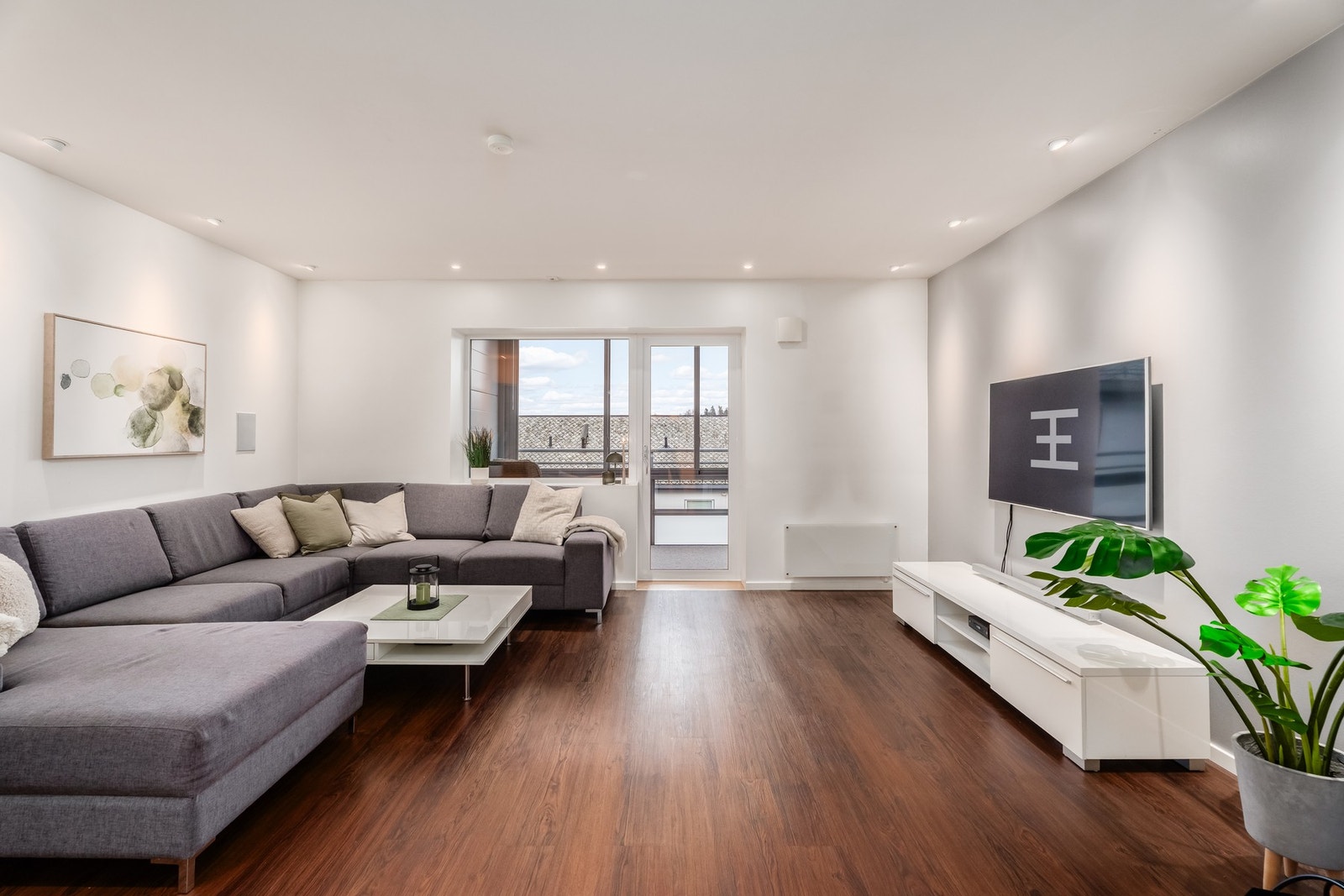 Stuen har utgang til verandaen, som fungerer som en naturlig forlengelse av rommet. Galleribilde