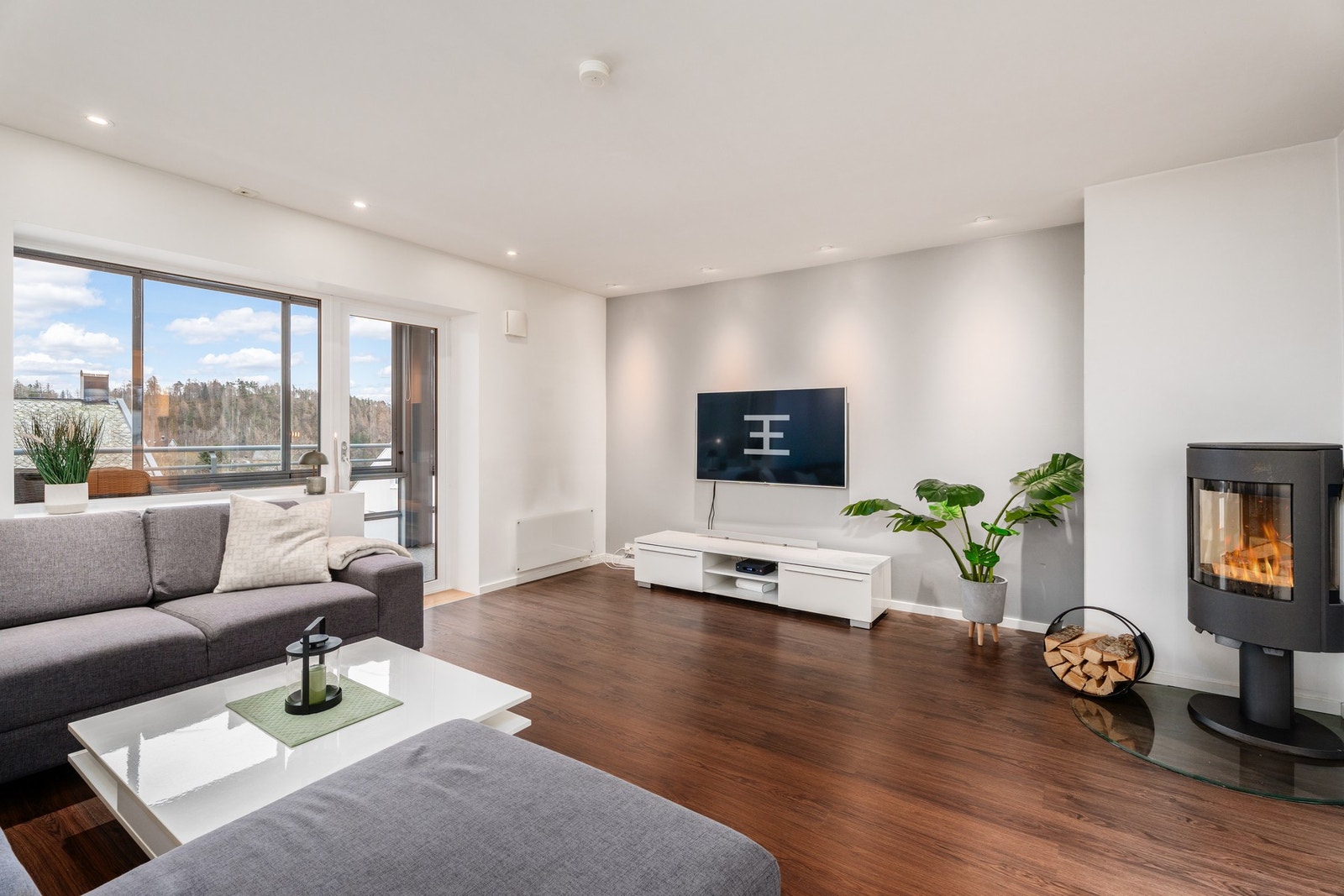 EIE eiendomsmegling v/ Knut Øyvind Grytten har gleden av å presentere Fagerlivegen 8D!
En flott leilighet med god standard, god beliggenhet og en praktisk planløsning.
Foto: Viking Media v/ Marius Hoddevik. Galleribilde