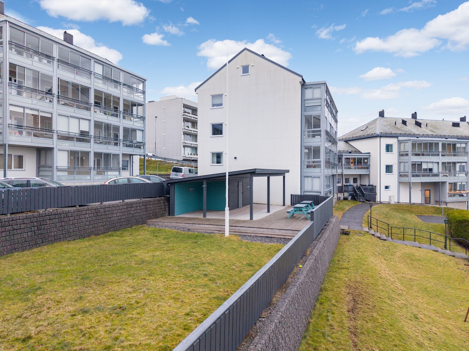 En overbygd fellesterrasse, perfekt for hyggelige sammenkomster med venner og bekjente. Galleribilde