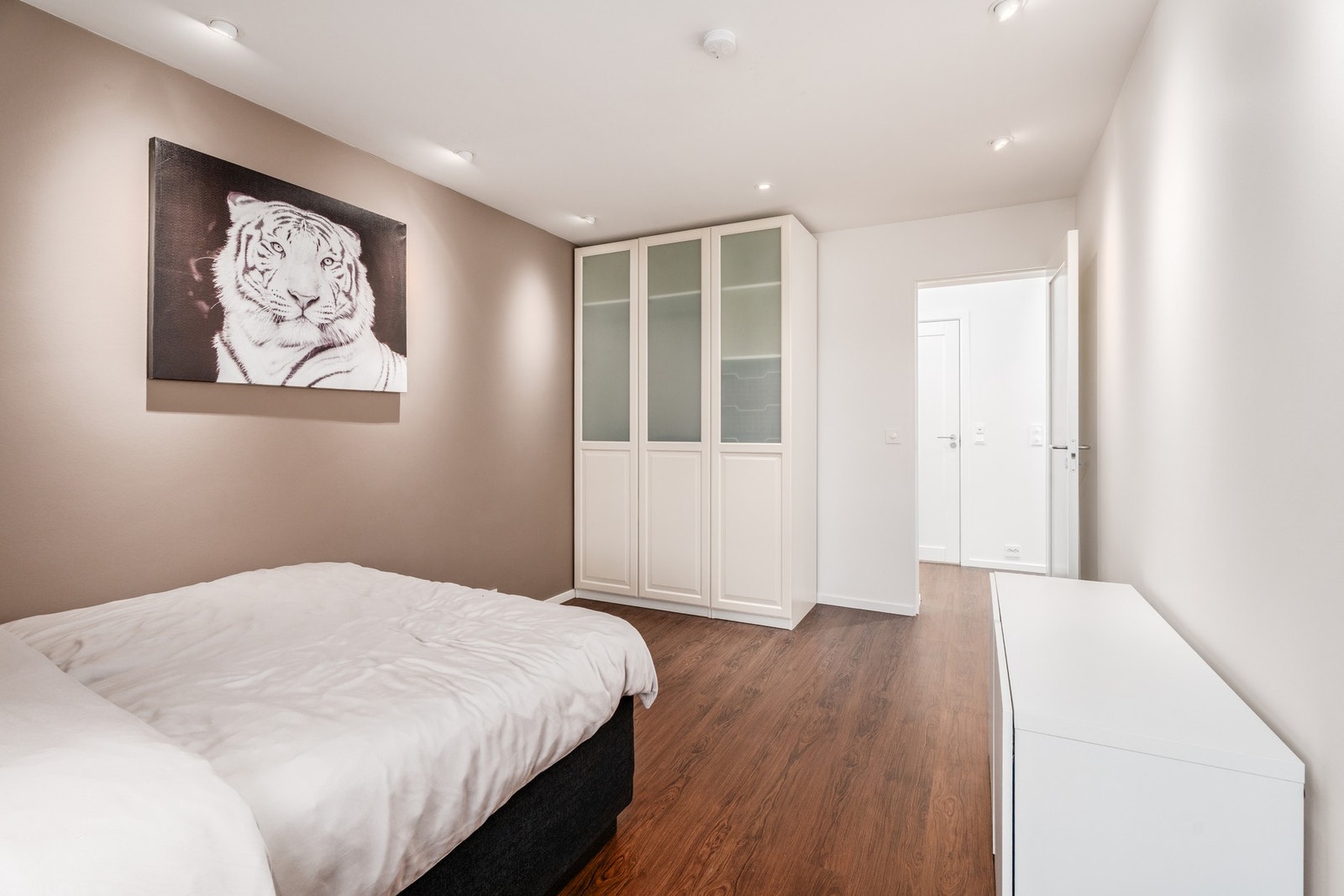 Soverom 1: Romslig soverom med god plass til stor dobbeltseng og oppbevaring. Galleribilde