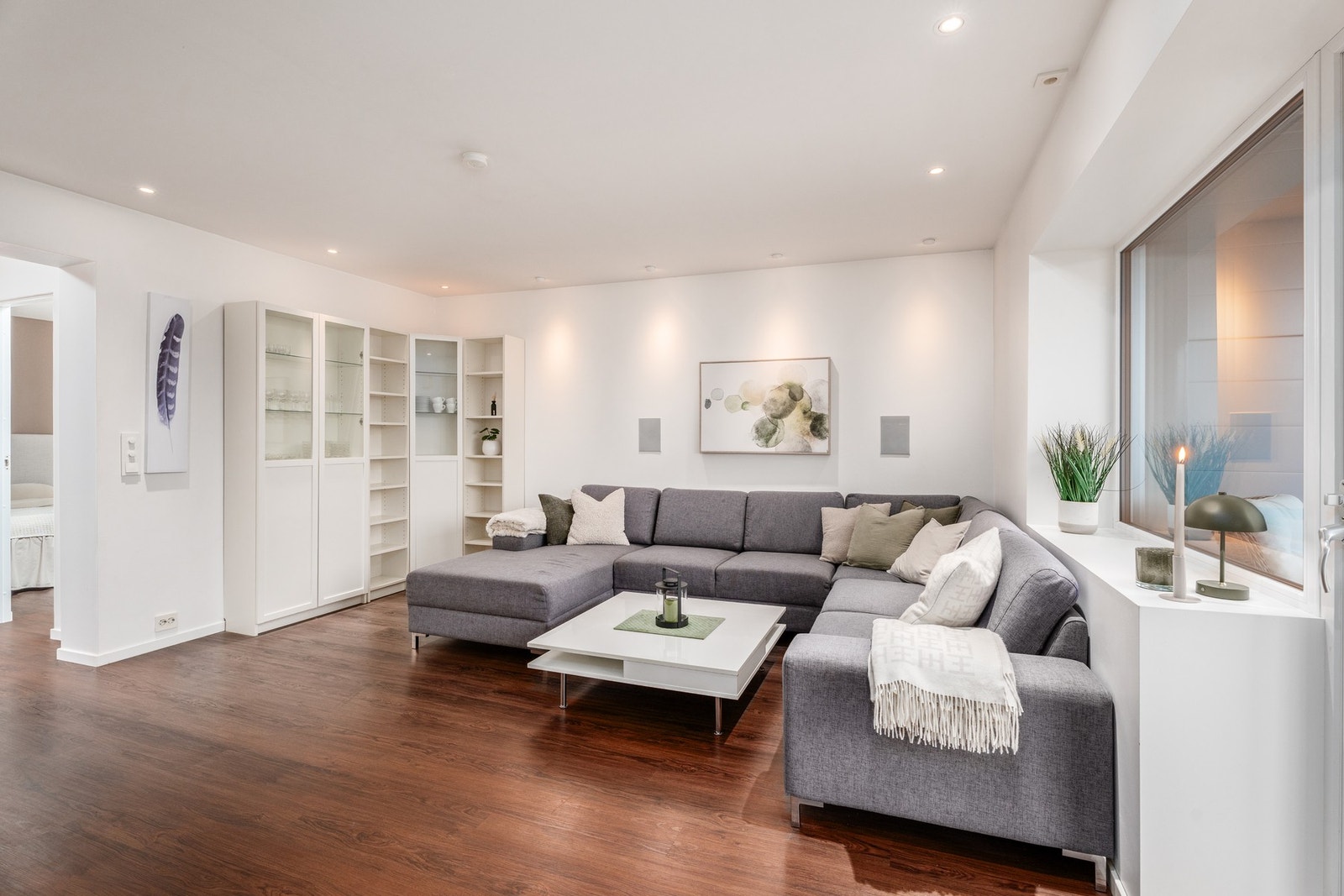 Stue med rikelig innslipp av naturlig lys fra store vindusflater. Galleribilde