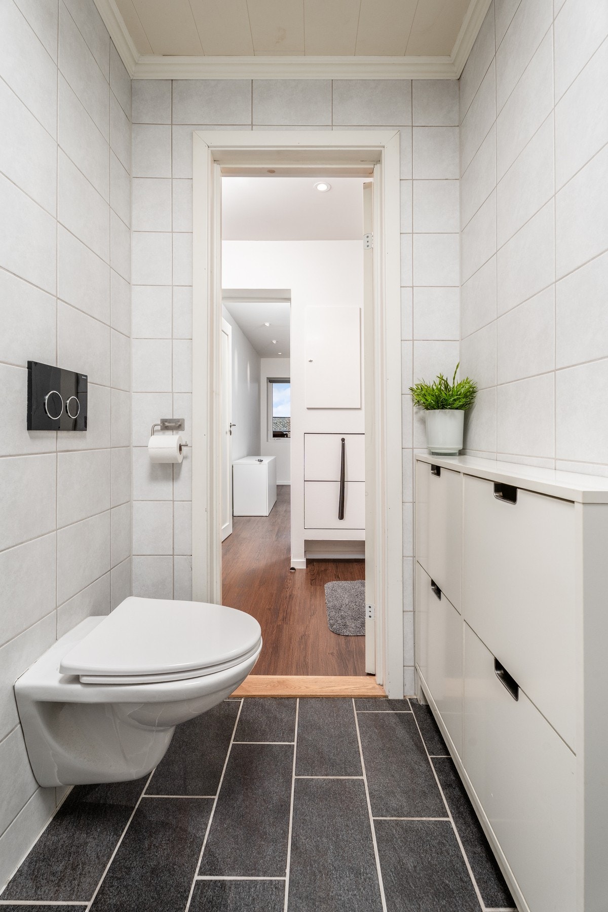 Smart lagringsløsning og vegghengt toalett. Galleribilde