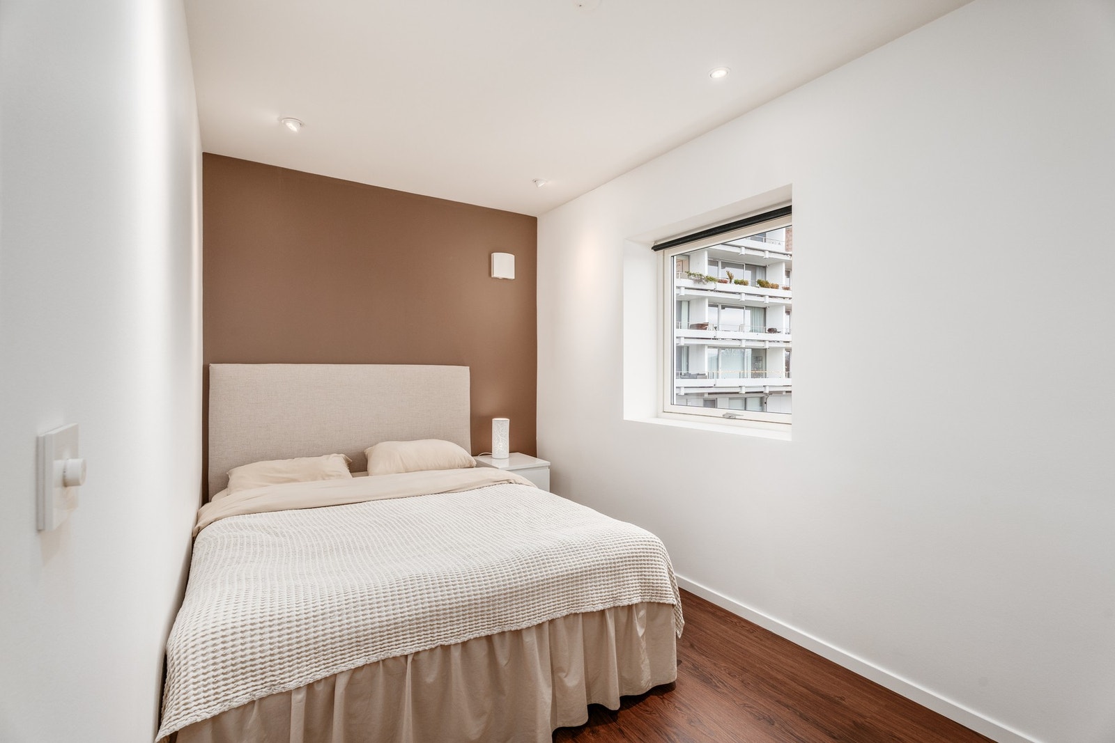 Soverom 2: Lyst og innbydende soverom med behagelig, naturlig lys. Galleribilde