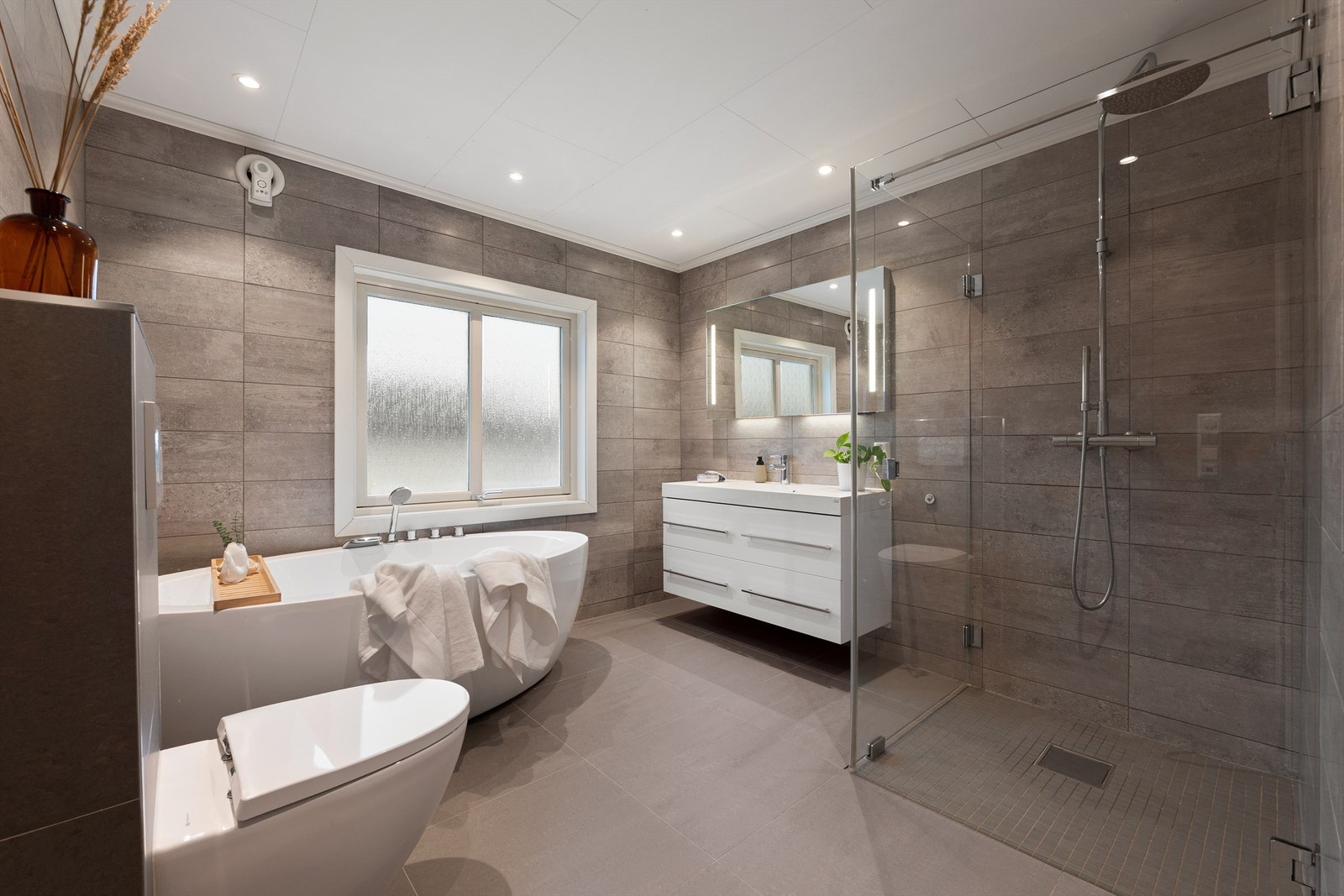 Badet i andre etasje er både stort og velutstyrt. Dette badet ble renovert i 2016. Gulvet oppfyller ikke preaksepterte løsninger for fallforhold. Galleribilde