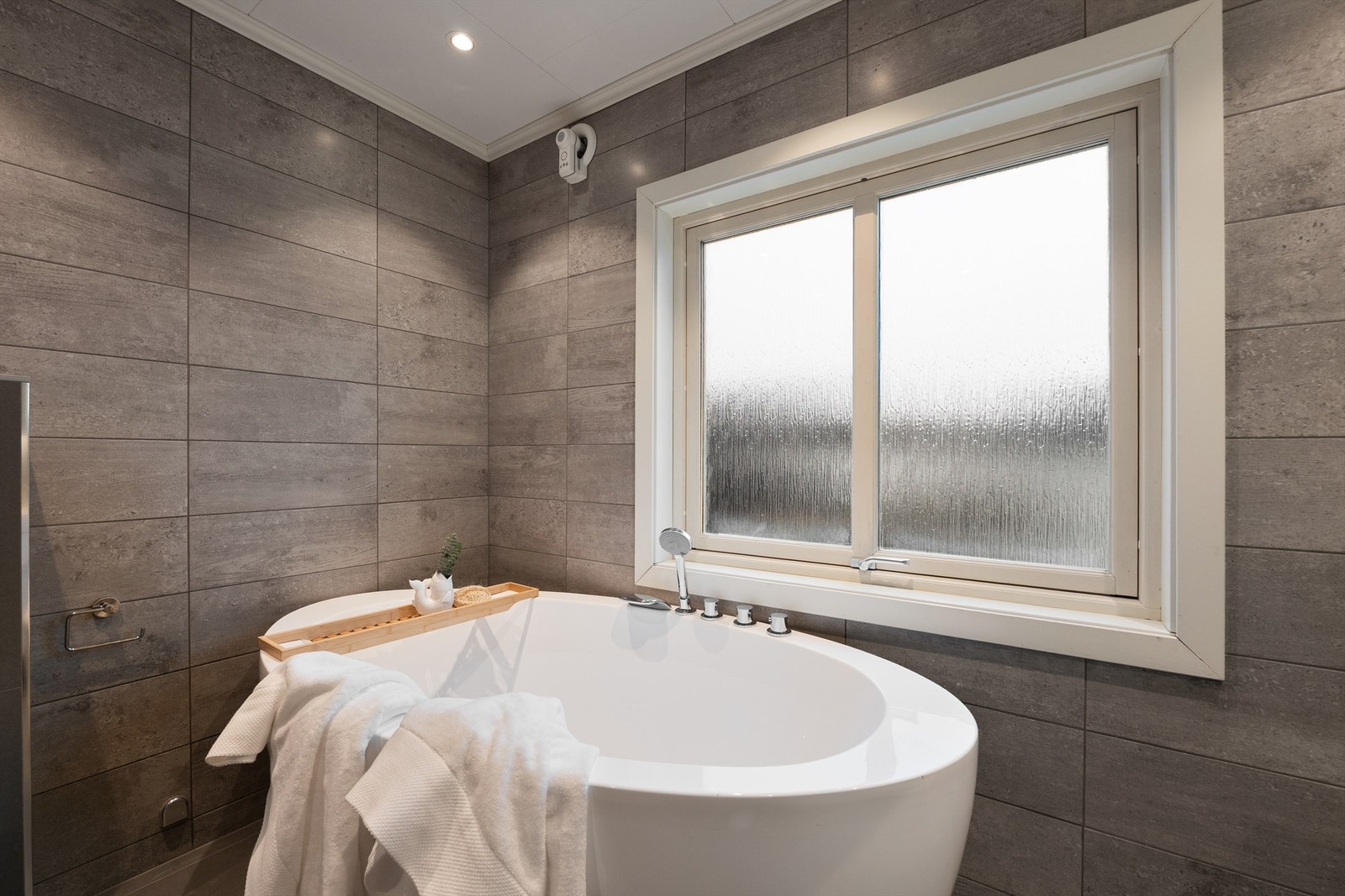 Badekar i tillegg til en ekstra romslig dusjsone gir valgfrihet og en aldri så liten følelse av luksus i hverdagen. Galleribilde