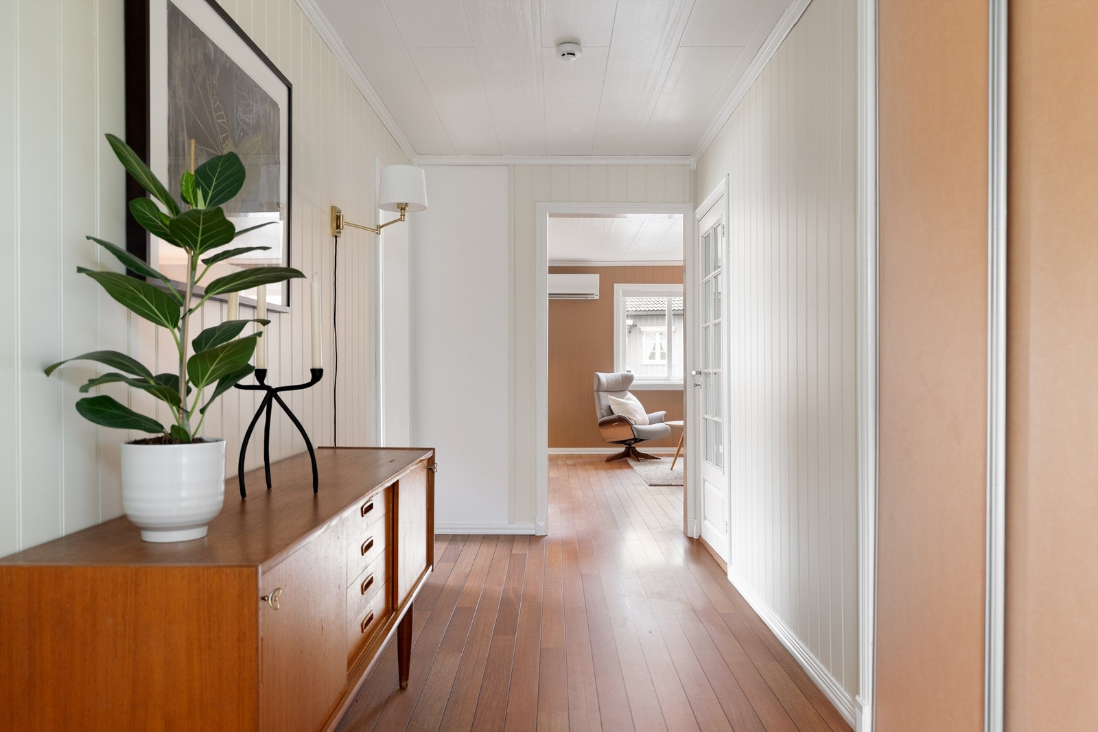 I gangens praktiske skyvedørsgarderobe kan yttertøyet oppbevares oversiktlig. Supplerende oppbevaringsmøbler er det også rom for i gangen. Galleribilde