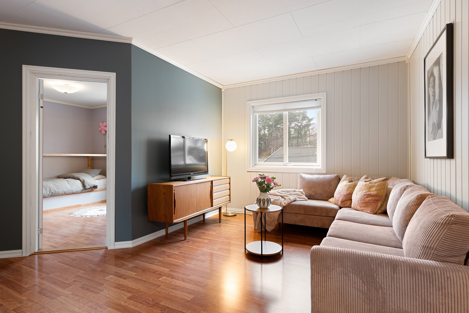 Siden tre av boligens fire soverom inngår i andre etasje passer denne stuen også ypperlig som barnas helt egen avdeling til felles opphold. Galleribilde