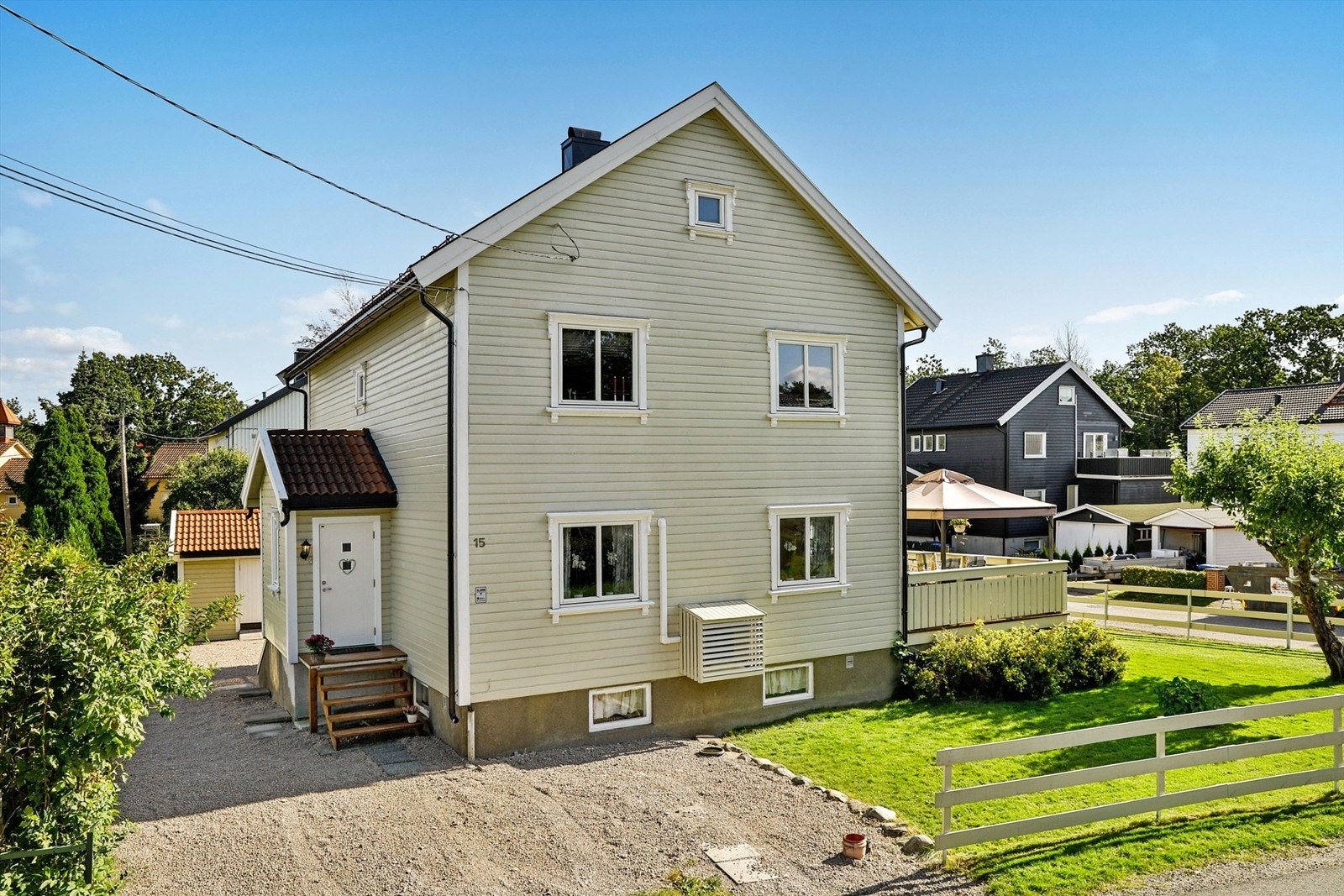 Bildet er tatt i 2019 og viser eiendommen sommerstid. Gårdsplassen er gruset den dag i dag. Galleribilde