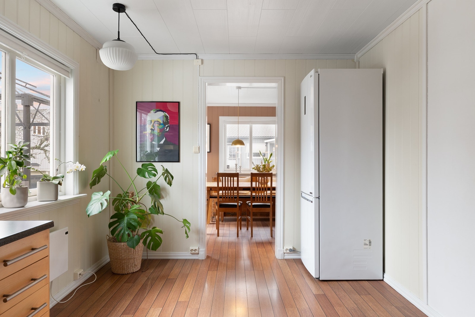 Foran kjøkkenvinduet er det plass til et spisebord til familiens hverdagslige måltider. Galleribilde