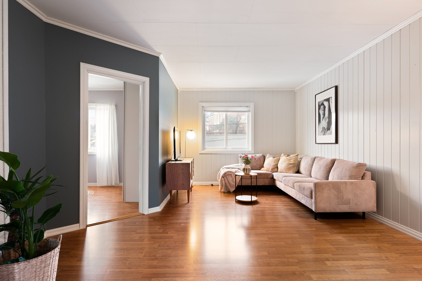 Den romslige loftstuen passer utmerket som TV-stue. Her er det også anledning til å skille ut et ekstra soverom ved behov. Galleribilde