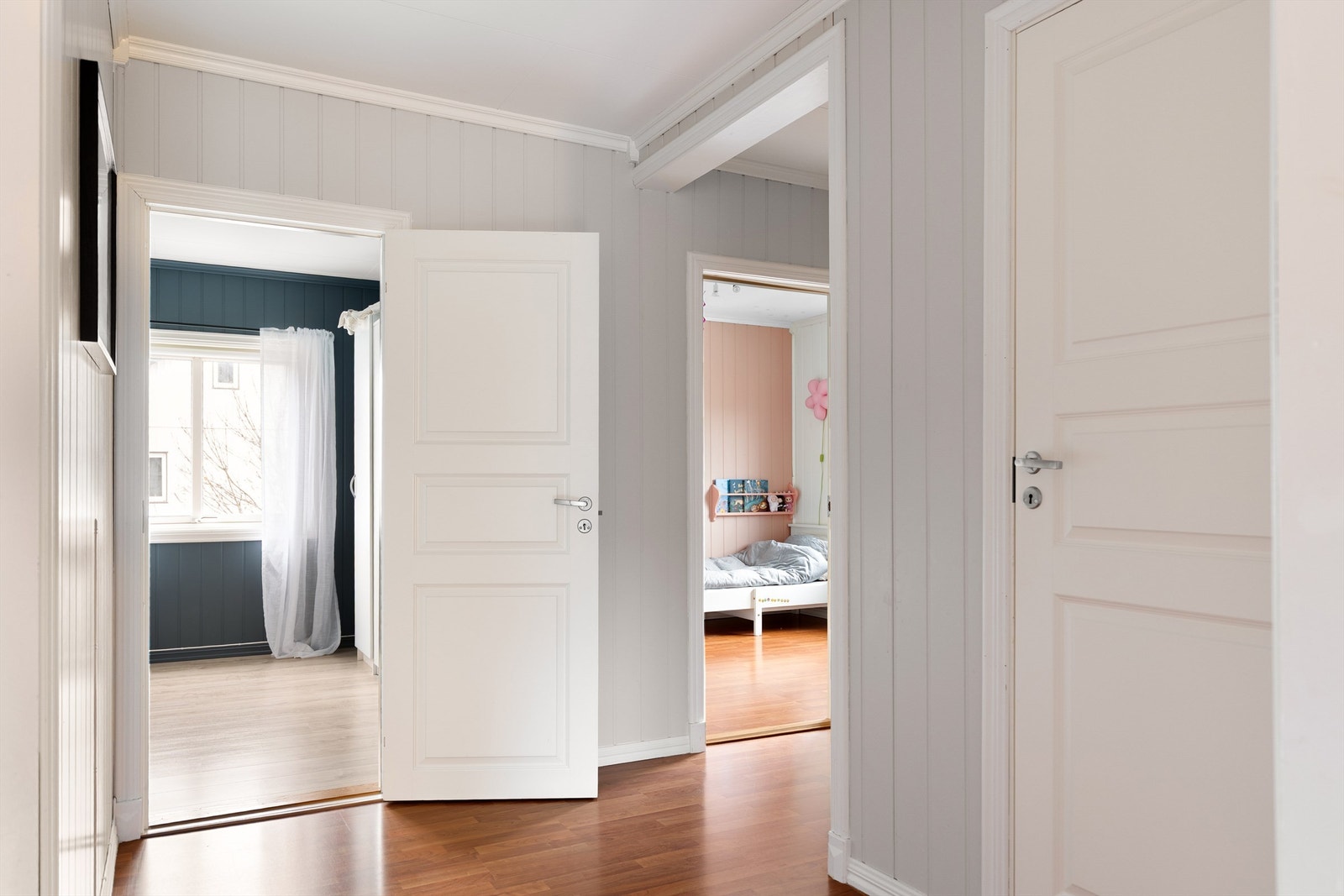 Tre soverom gir familien mulighet til å sove samlet på én flate i andre etasje. Galleribilde