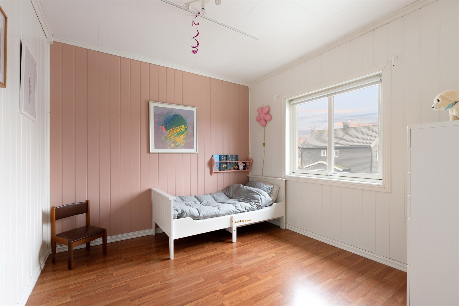 Malerarbeid er nylig utført også i andre etasje, blant annet i dette soverommet med nesten 9 kvm. gulvflate. Galleribilde