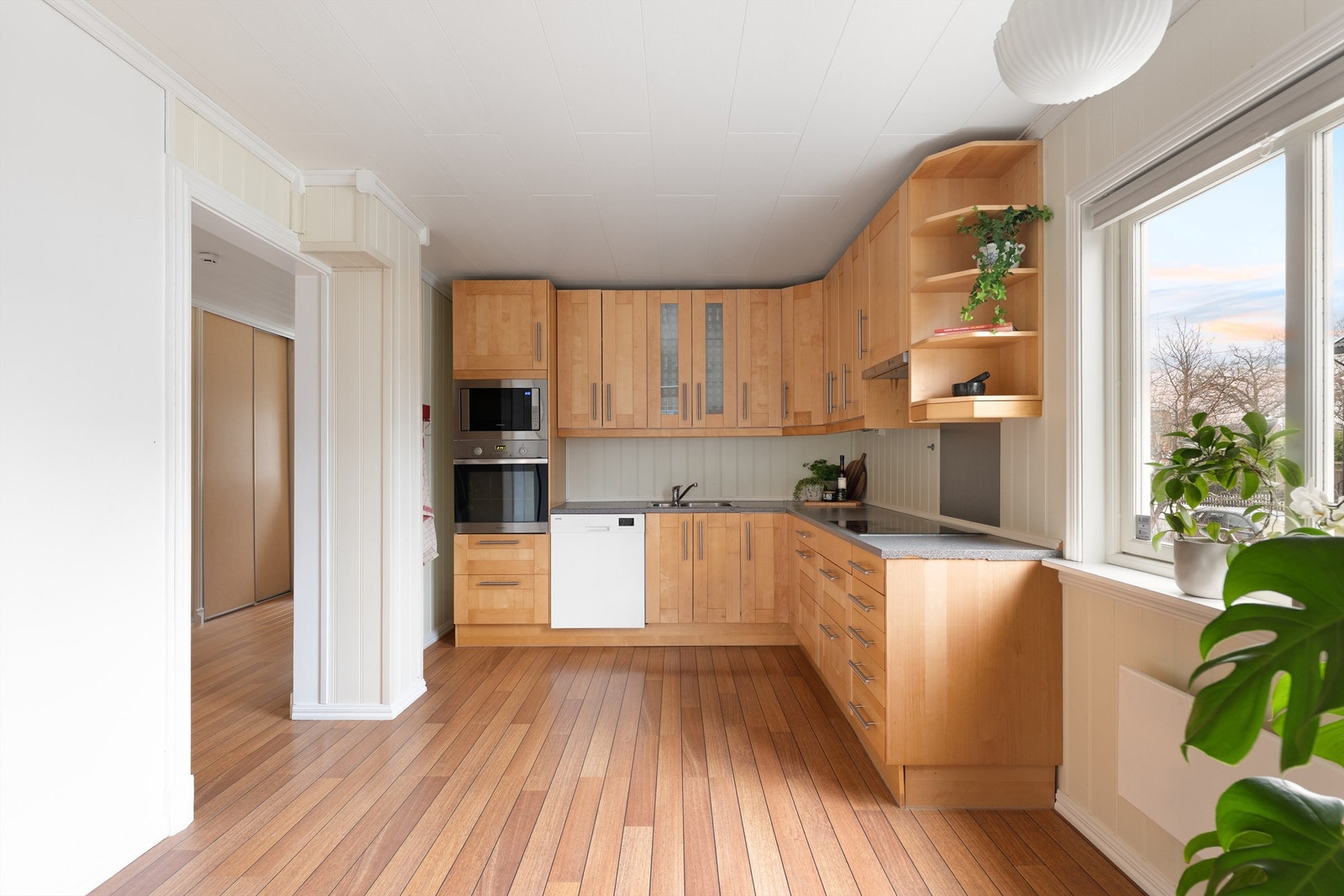 Kjøkkeninnredningen er fra IKEA og var ny i 2006. Den er i dag er meget velholdt i forhold til alder og brukstid. Ny oppvaskmaskin er installert i senere år. Galleribilde