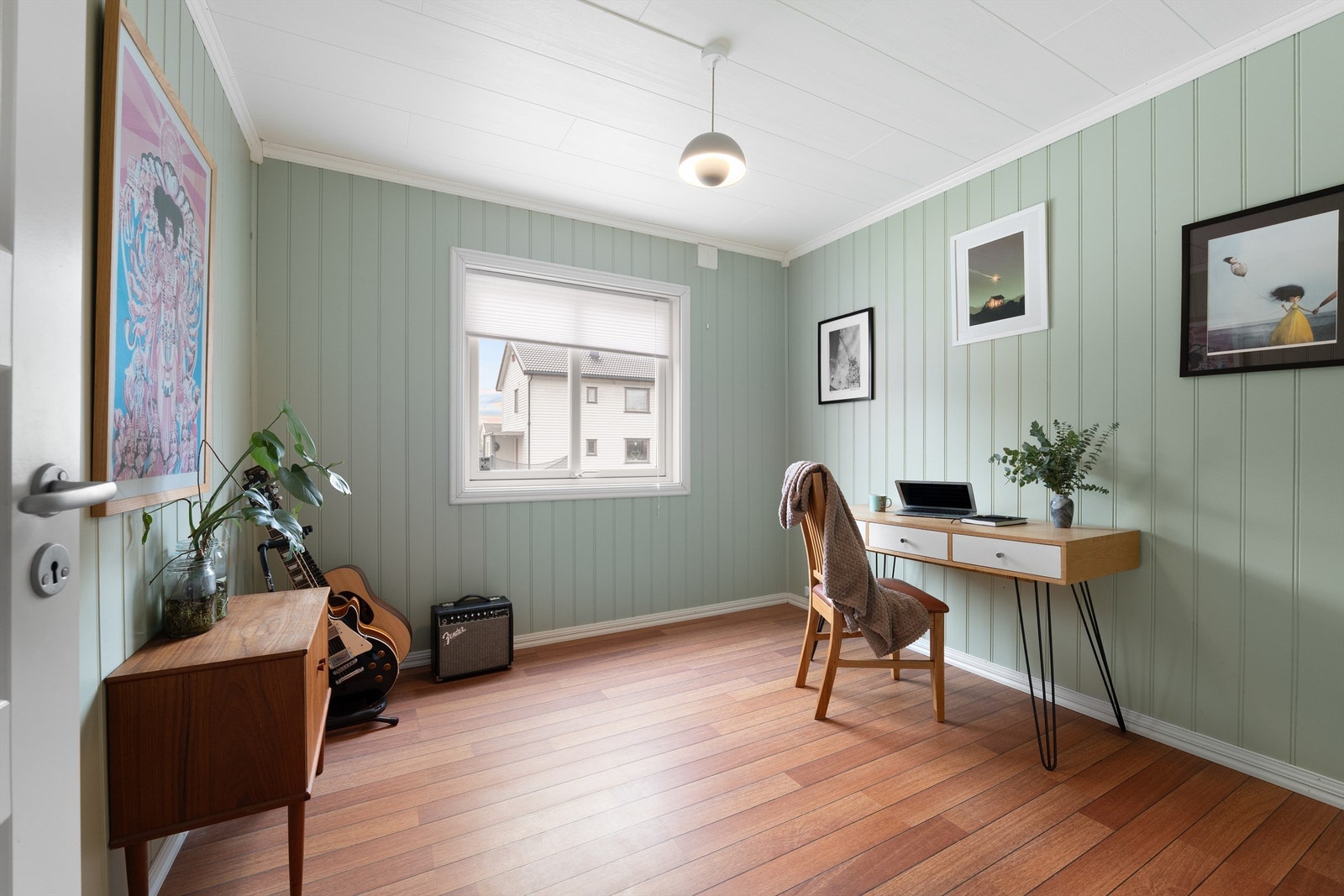 Soverommet i første etasje har nesten 9 kvm. gulvflate og flere bruksmuligheter, blant annet som ungdomsrom eller alternativt hovedsoverom. Galleribilde