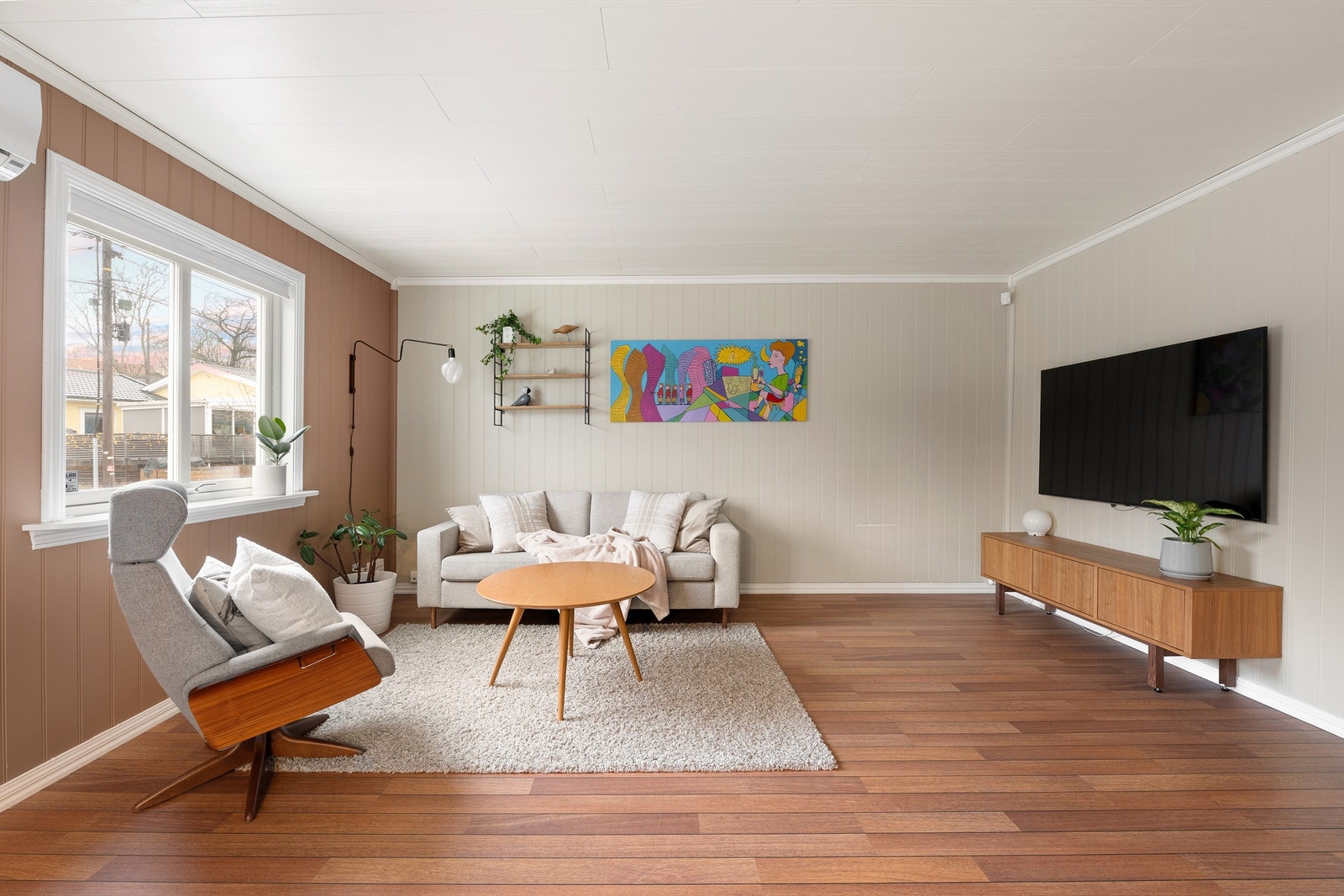 Malerarbeid er utført i flere rom siden 2020, stuen inkludert. Galleribilde