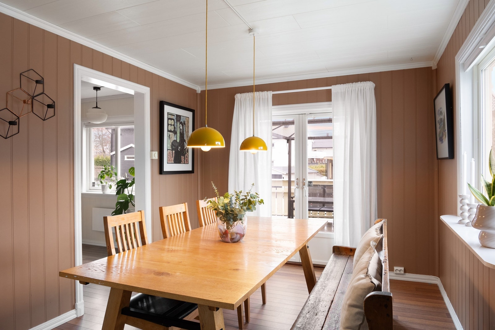 Vinkelstuen er både romslig og lys. Her er det mulighet for store møbelgrupper som et sofahjørne og et langstrakt spisebord. Galleribilde