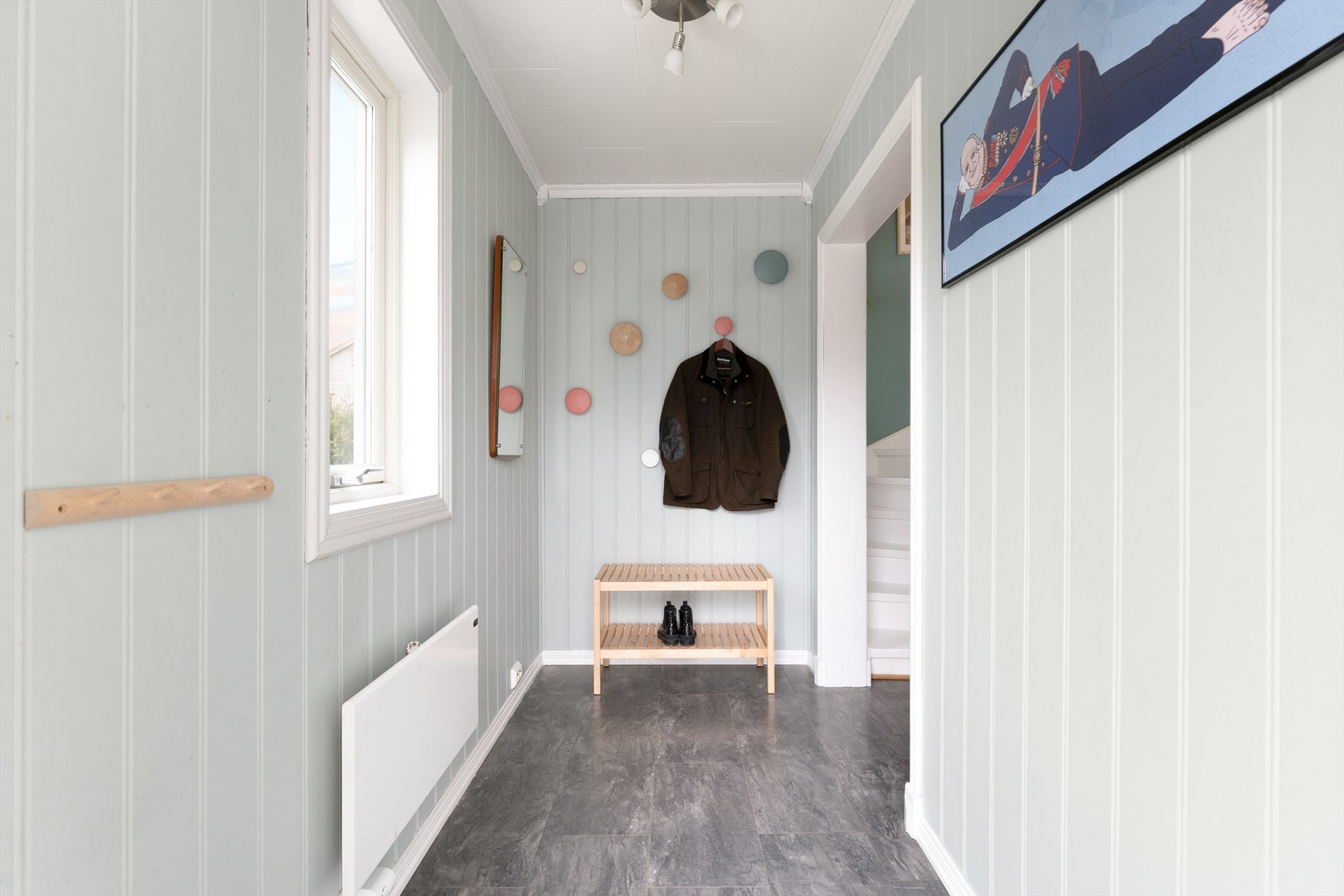 Sko og ytterklær som brukes hyppig kan oppbevares lett tilgjengelig i entreen. De øvrige har sin plass i skyvedørsgarderoben innenfor. Galleribilde