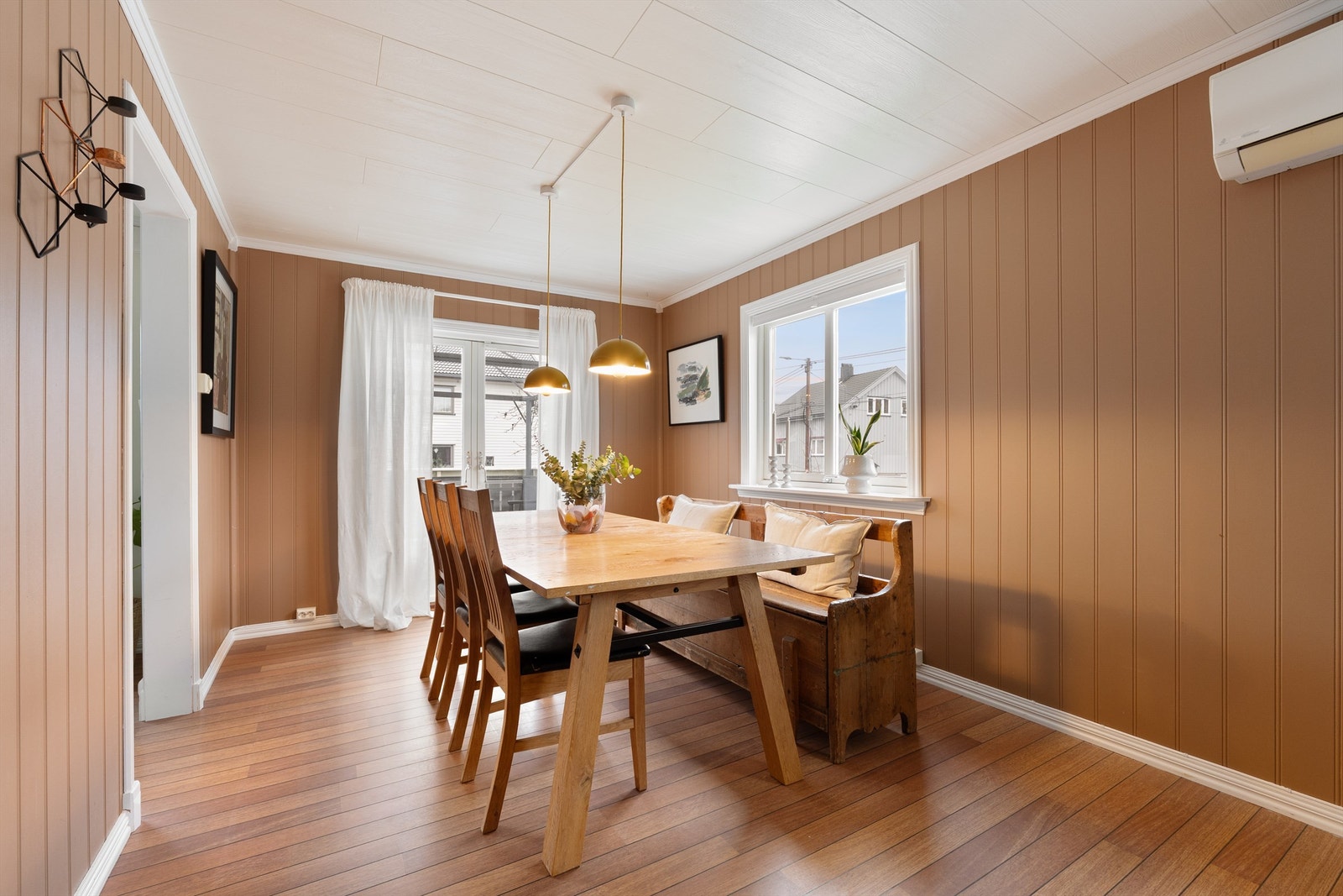 Luft-luft varmepumpe ble montert i 2011, med innvendig del i stuen. Galleribilde