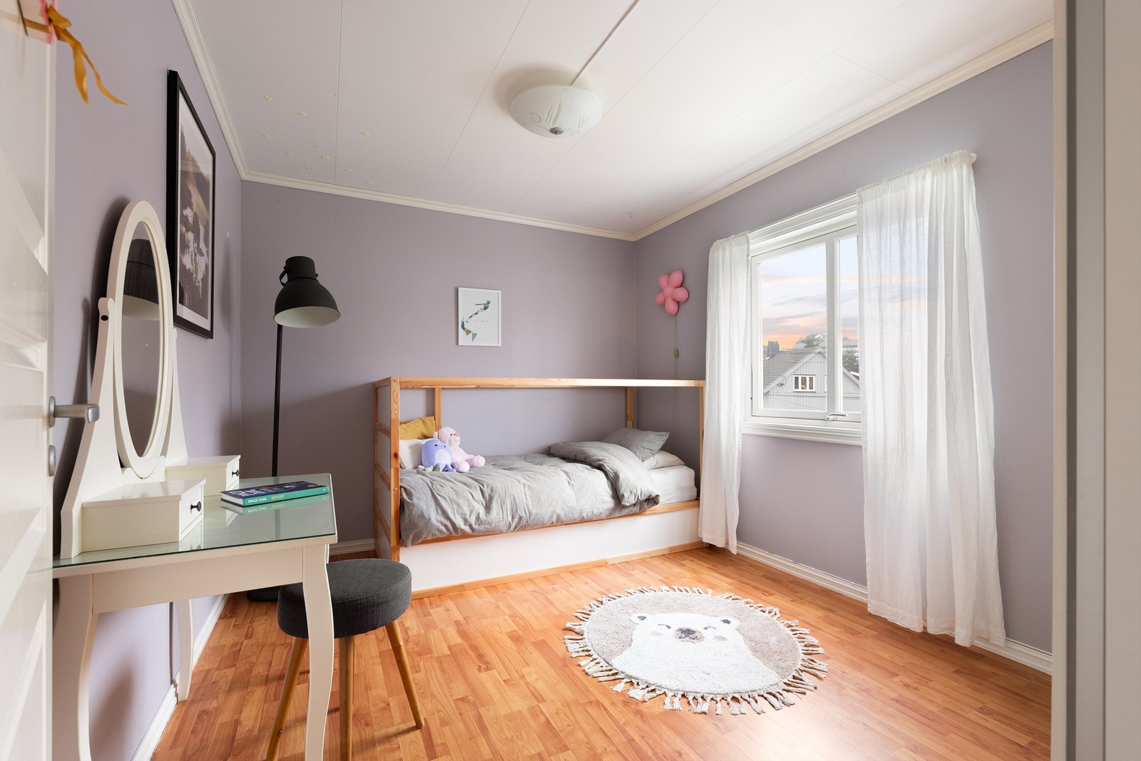 Soverommene i andre etasje er alle av gode størrelser, spesielt som barnerom. Dette er på nesten 11 kvm. Galleribilde