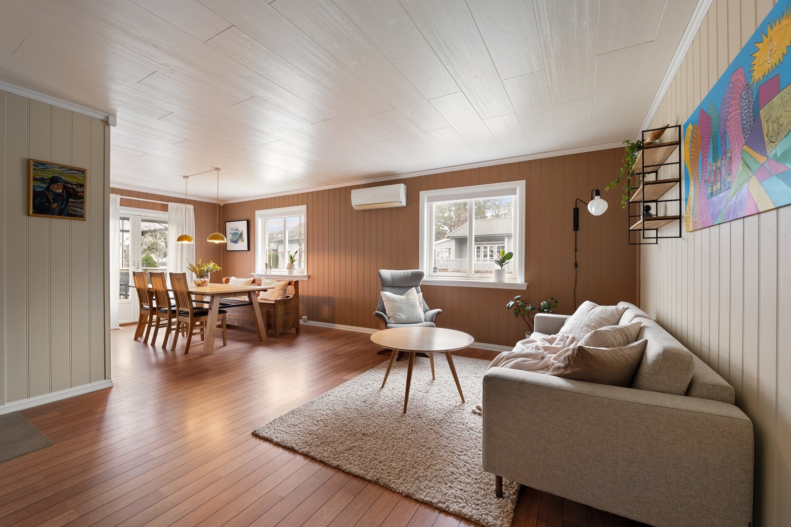 Boligens indre ble betydelig oppgradert omkring 2006 og gjennom påfølgende år. De fleste overflater ble skiftet ut; både gulv, vegger og himlinger. Galleribilde