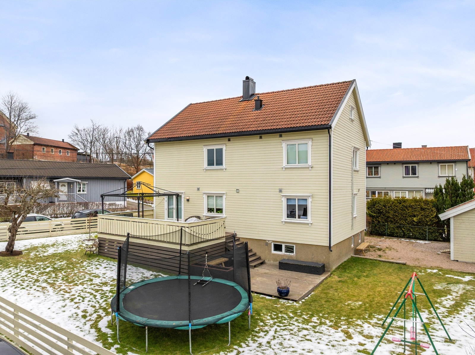 Hagen er en stor og trygg tumleplass for barna, året gjennom. Boden innerst på gårdsplassen er ypperlig for lagring av hageleker og redskaper, med mer. Galleribilde