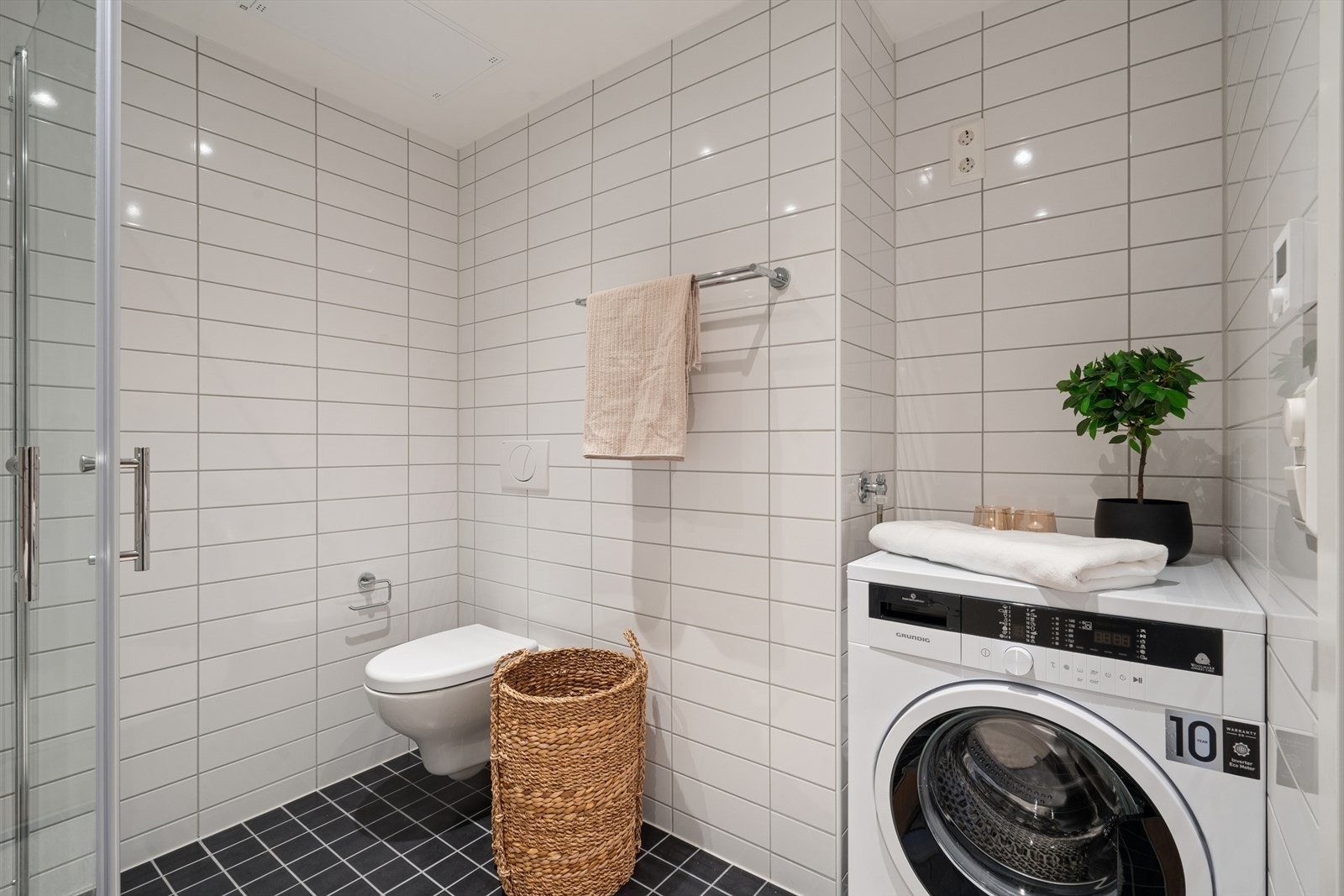 Flislagt bad med gulvvarme og opplegg for vaskemaskin Galleribilde