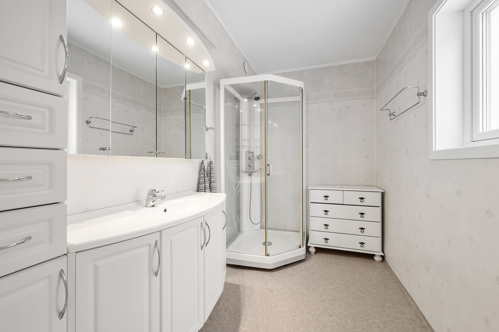 Bad - Hvit baderomsinnredning med profilerte fronter, dusjkabinett Galleribilde