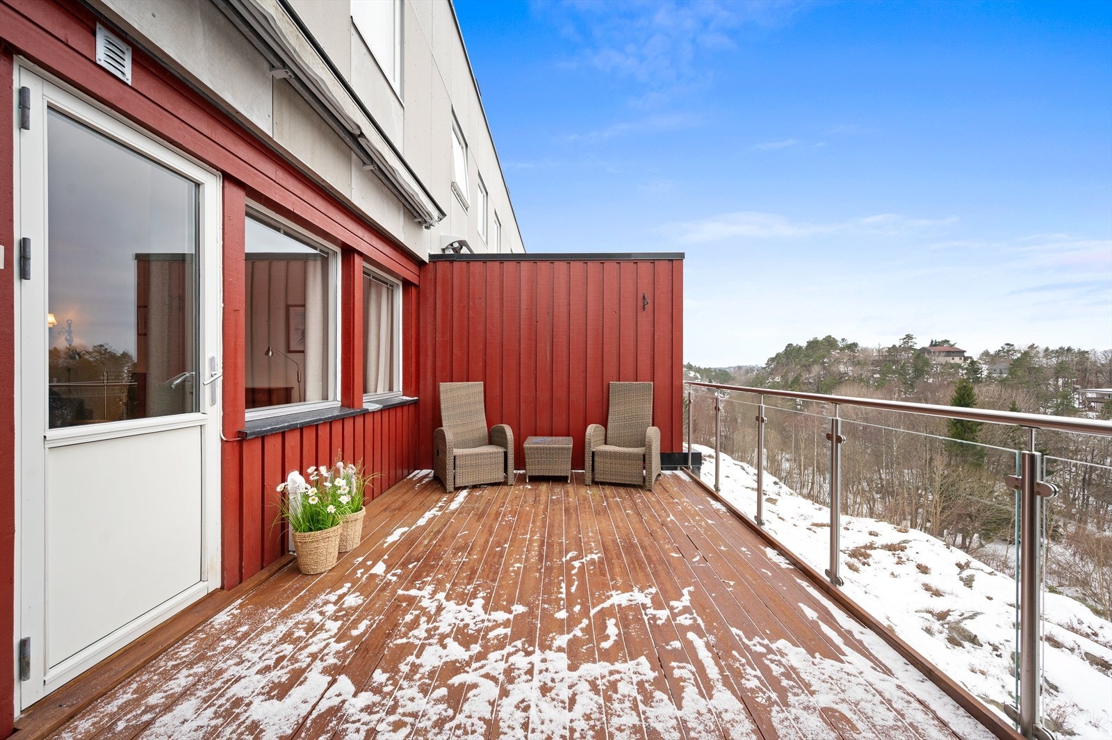 Vestvendt veranda med glassrekke - meget gode solforhold Galleribilde