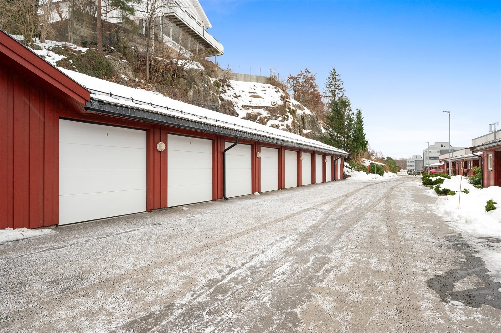 Nærmeste garasje - Leddport med åpner - Montert el-bil lader Galleribilde